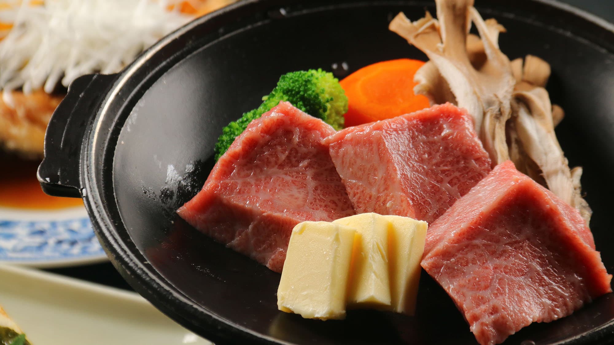 A5 Rank Himi Beef from Toyama Prefecture Grilled on a Ceramic Plate, Melts in Your Mouth