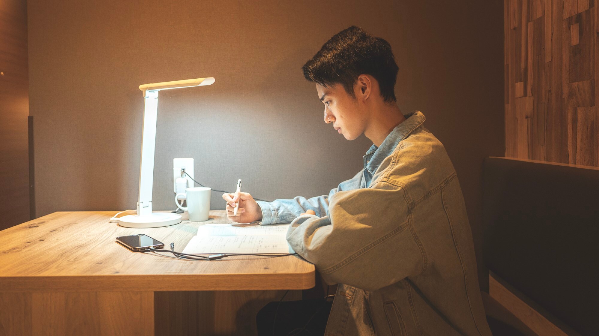 [Main building extra room] Wide desk for efficient work