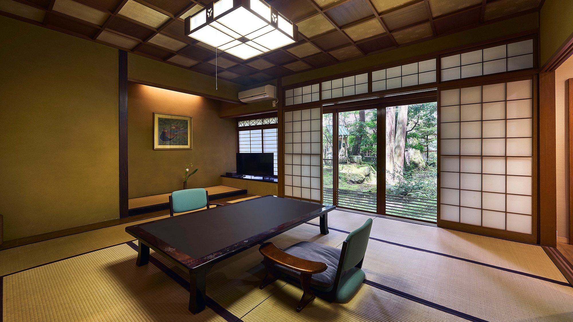 [Yoshino: Japanese-Western style suite] Each room faces the garden.