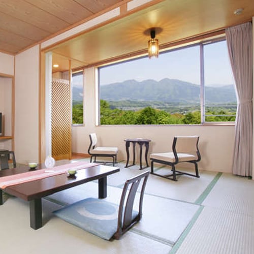 [Top floor of the East Wing, Japanese-style room with 10 tatami mats] Two chairs are provided on the veranda. The refreshing morning view is also exceptional.