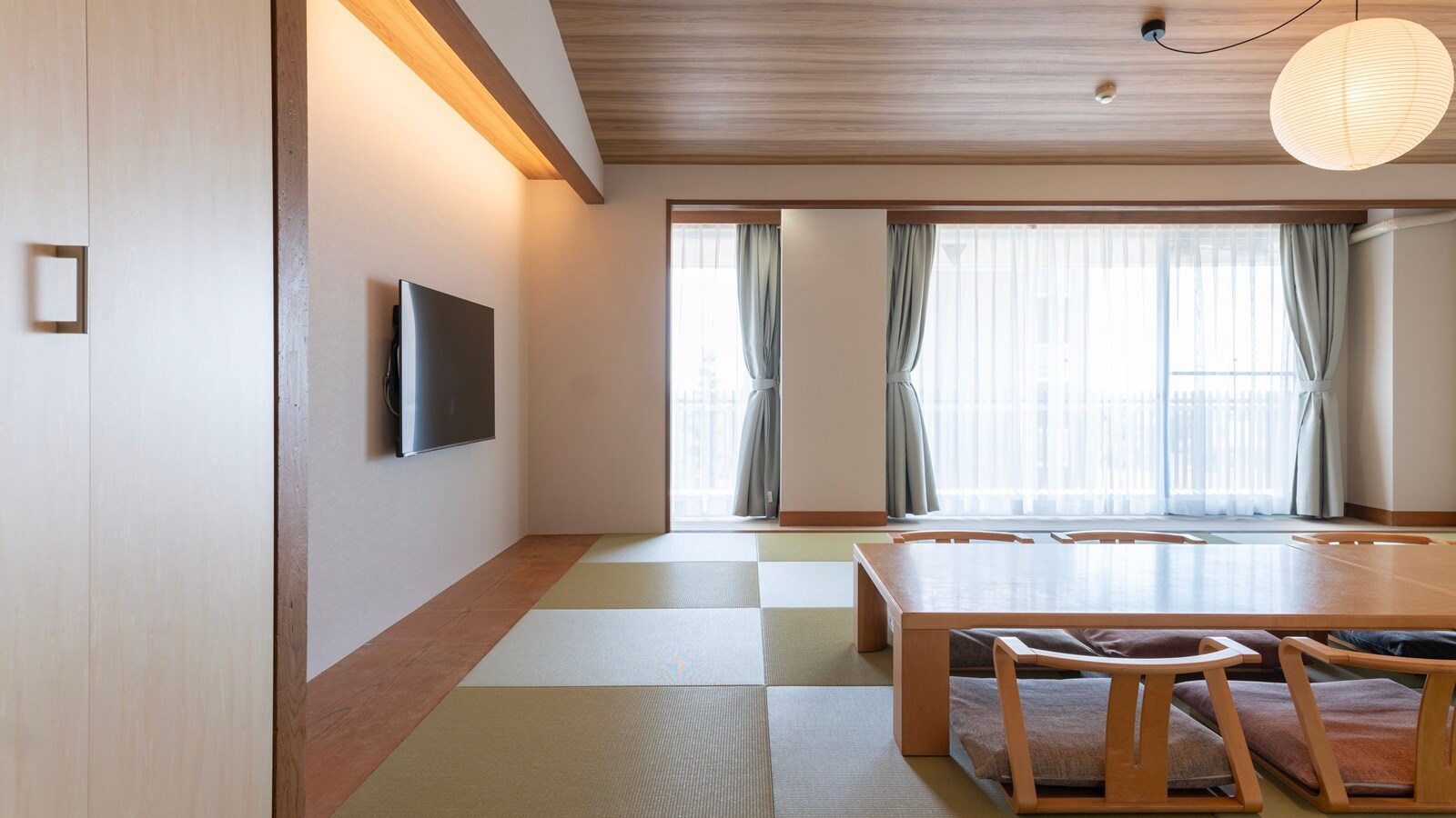 *[Main building Japanese-style room, 18 tatami mats] Enjoy a relaxing time in a Japanese-style room.