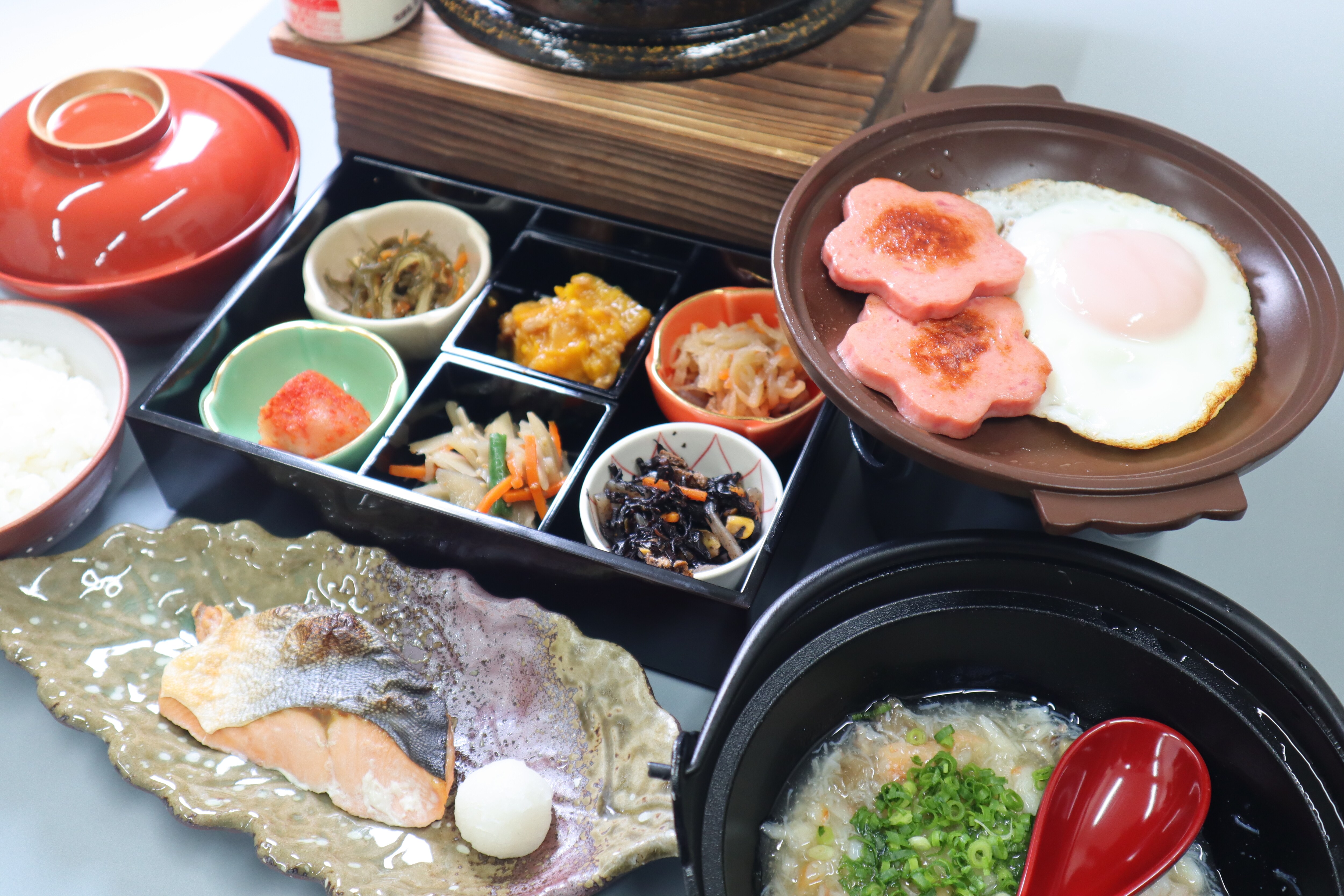 [早餐示例] 請在米飯上享用廣島名產的花腸和特製的紅燒。