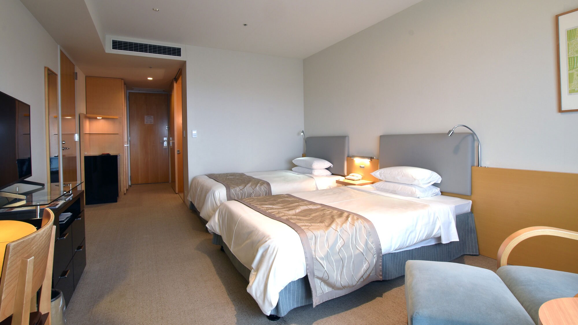 [Deluxe Twin] Daytime interior 2.jpg