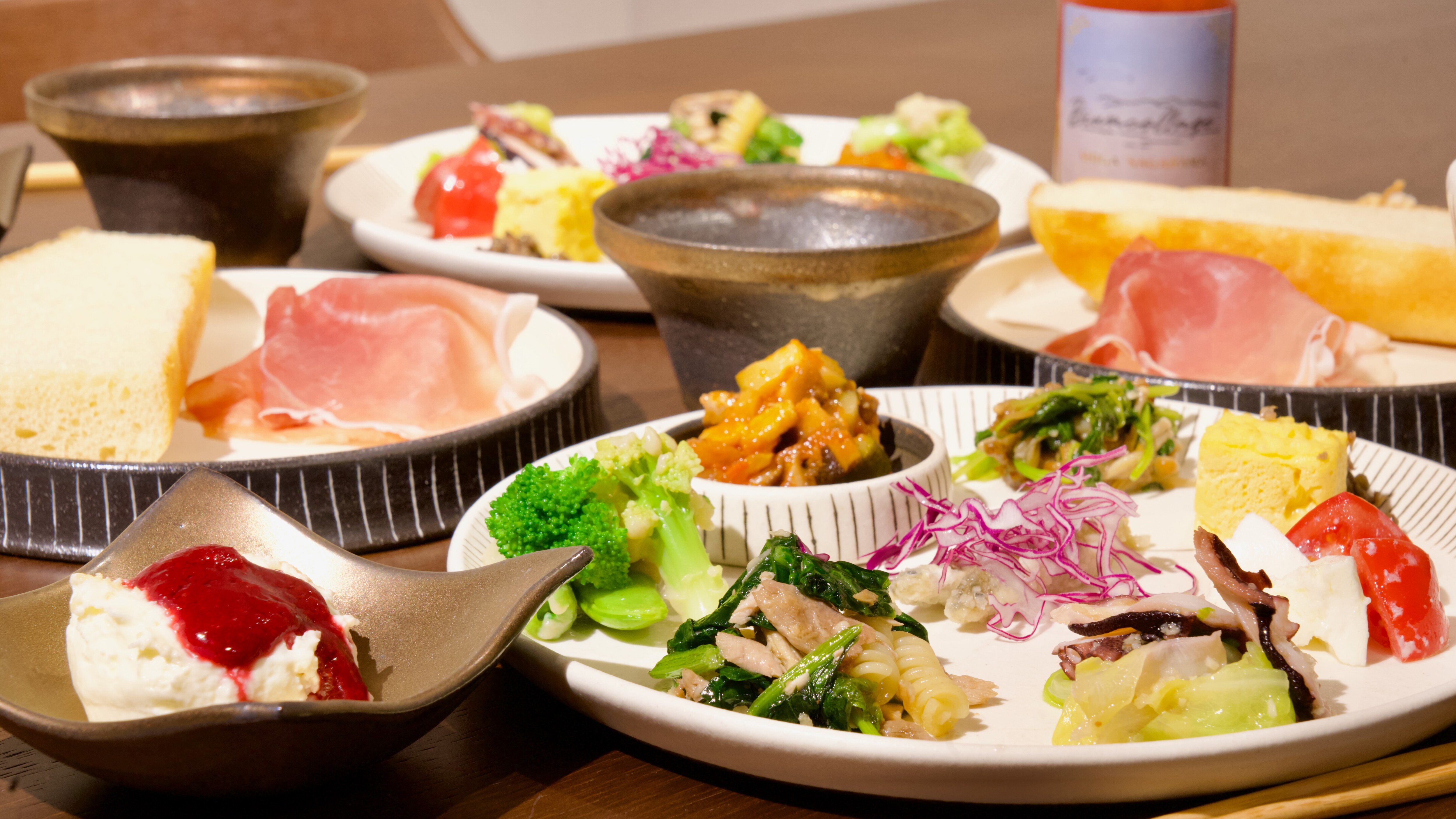 Biwacollage breakfast image. A luxurious yet easy-to-eat breakfast with lots of vegetables. *Self-serve.