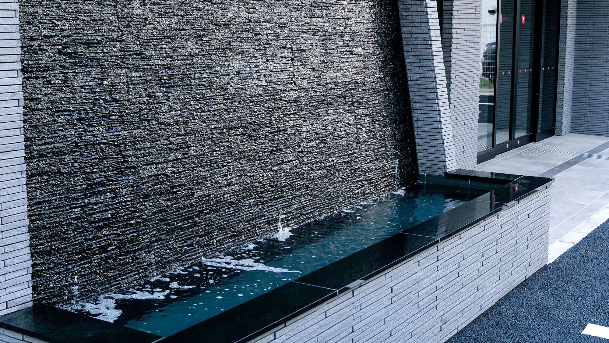 [Facilities] Waterfall at the entrance