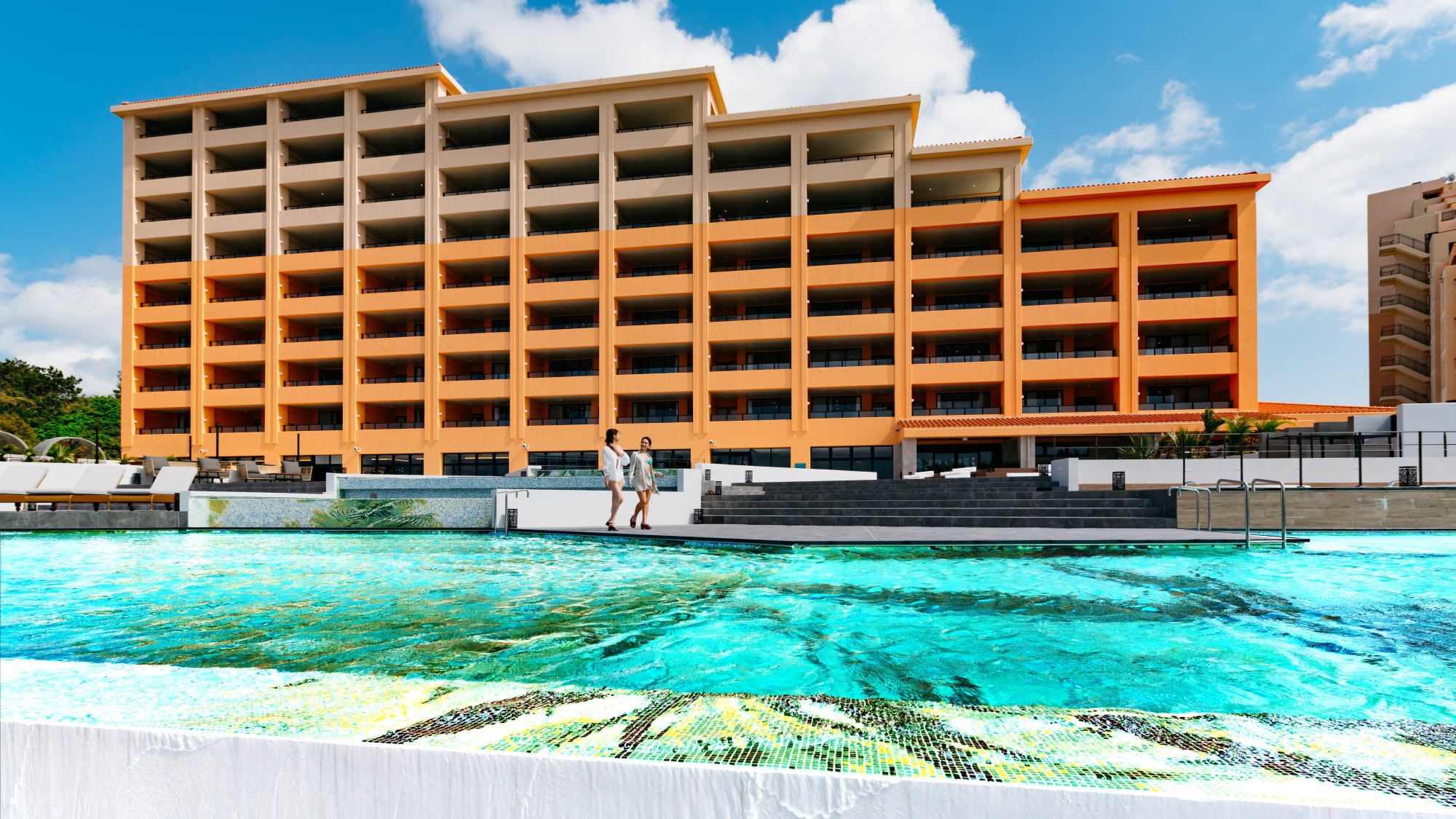 [Aqua Terrace] An infinity pool that seems to connect to the ocean on the west side