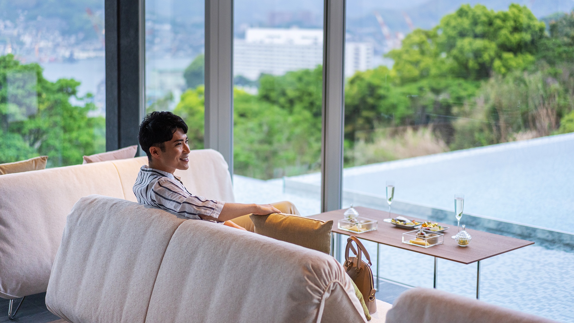 ■Newly opened in April 2011■ [Lounge] A nostalgic view of the Port of Nagasaki spreads across the entire window