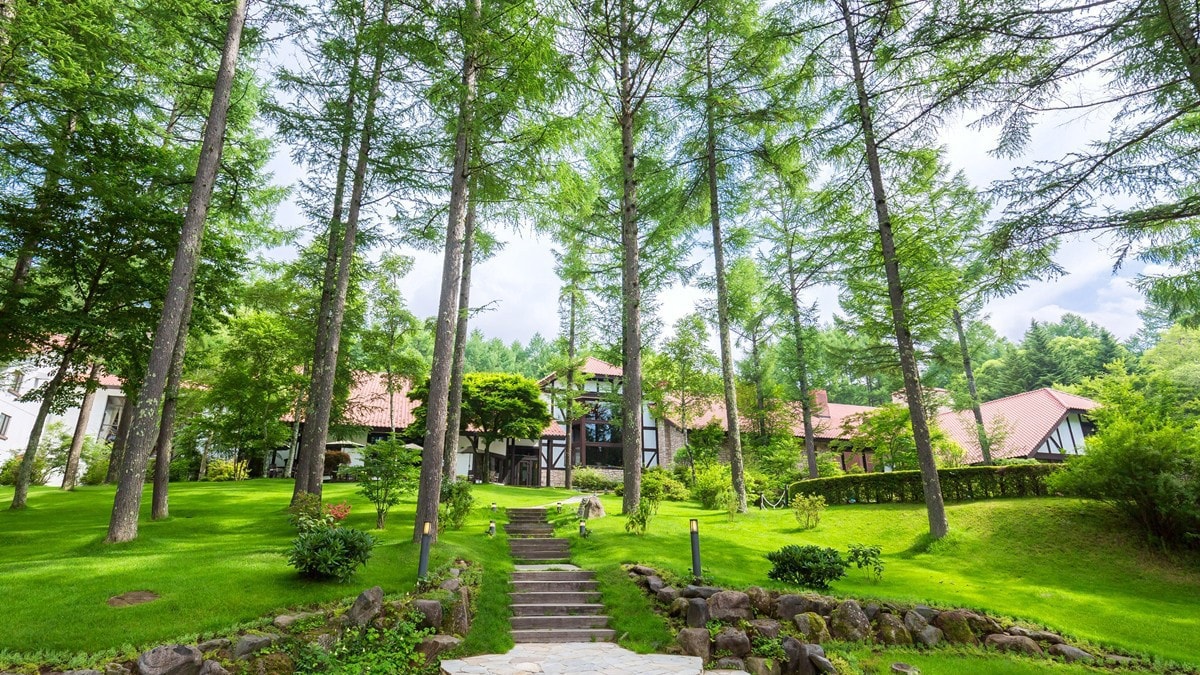 This hotel is surrounded by the rich nature of the Tateshina Plateau at the foot of Mt. Yatsugatake.