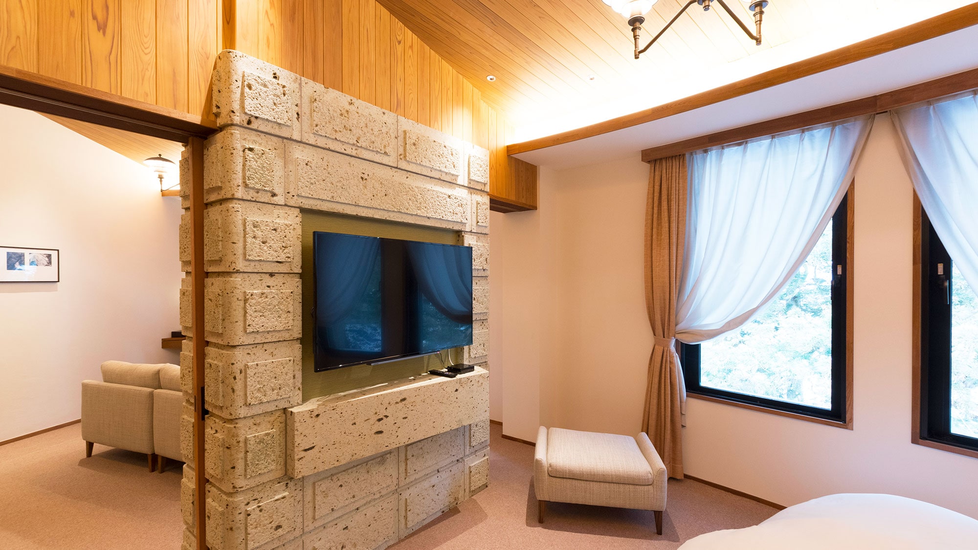 [Top floor of main building/50 square meters] As it is on the top floor, the room has high ceilings and is open.