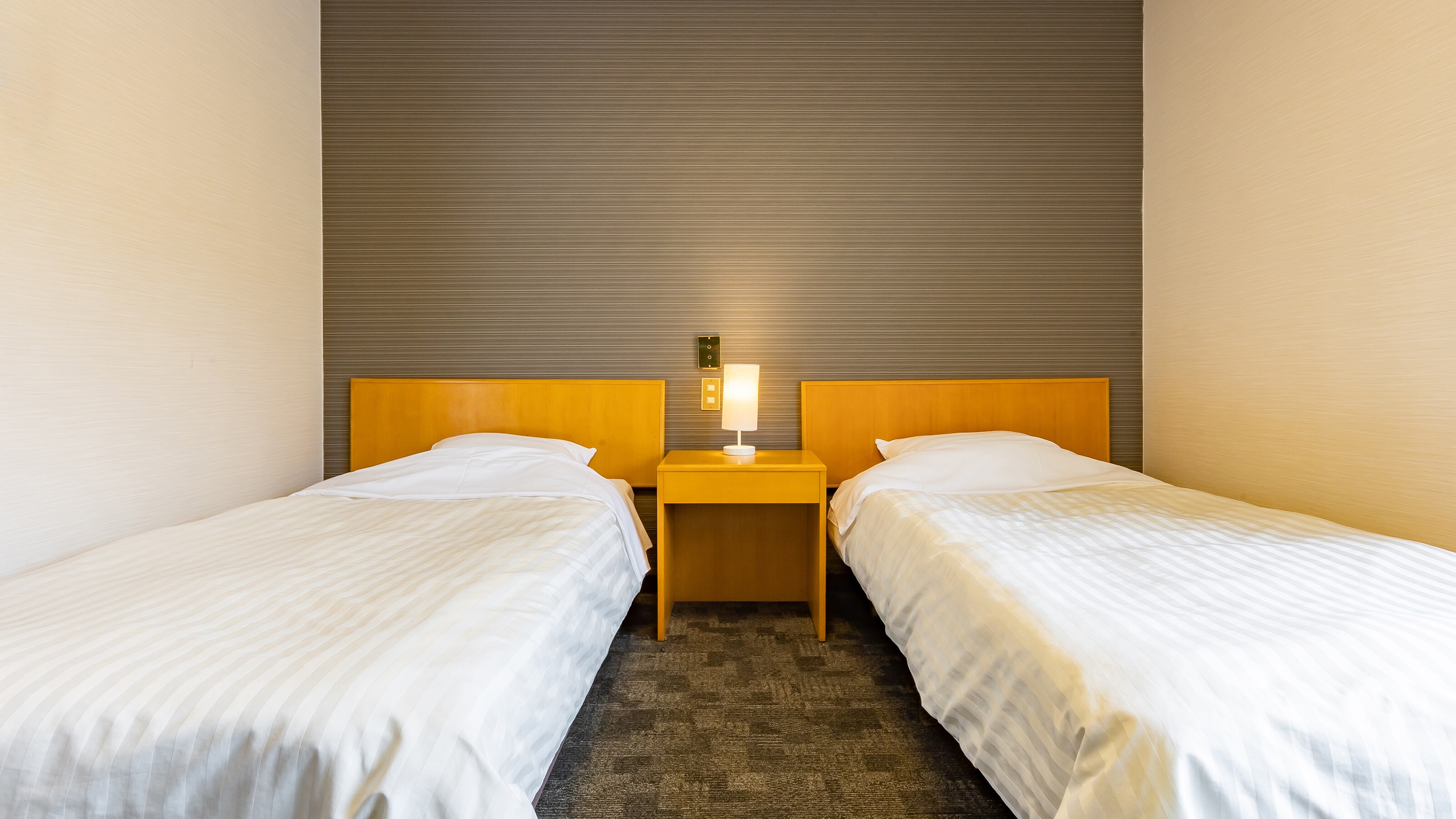 Western-style twin room example 01