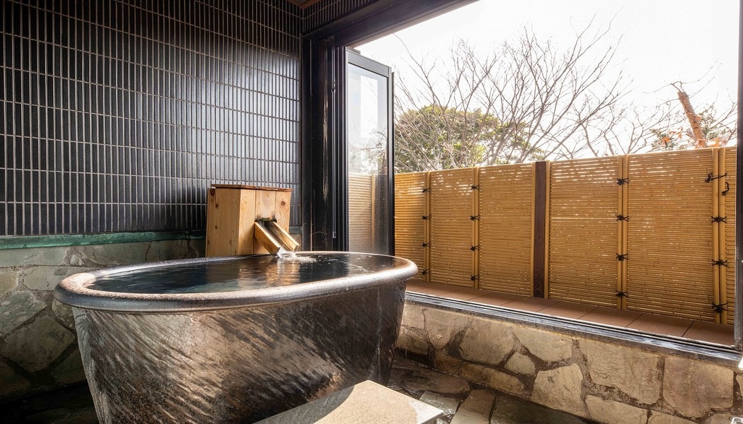 [Guest room semi-open-air bath 100% free-flowing from the source]
