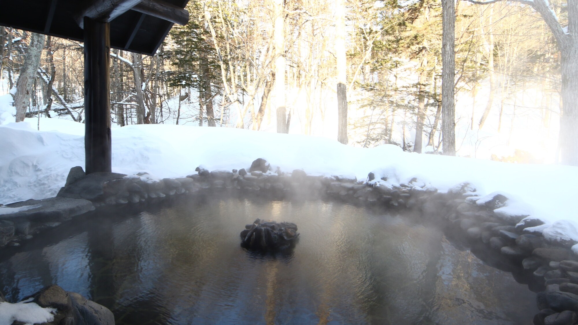 "Senkyo-no-Yu" is a mixed-gender open-air bath where you can enjoy the cold of the eastern snowstorm and the waters of the rice bran.