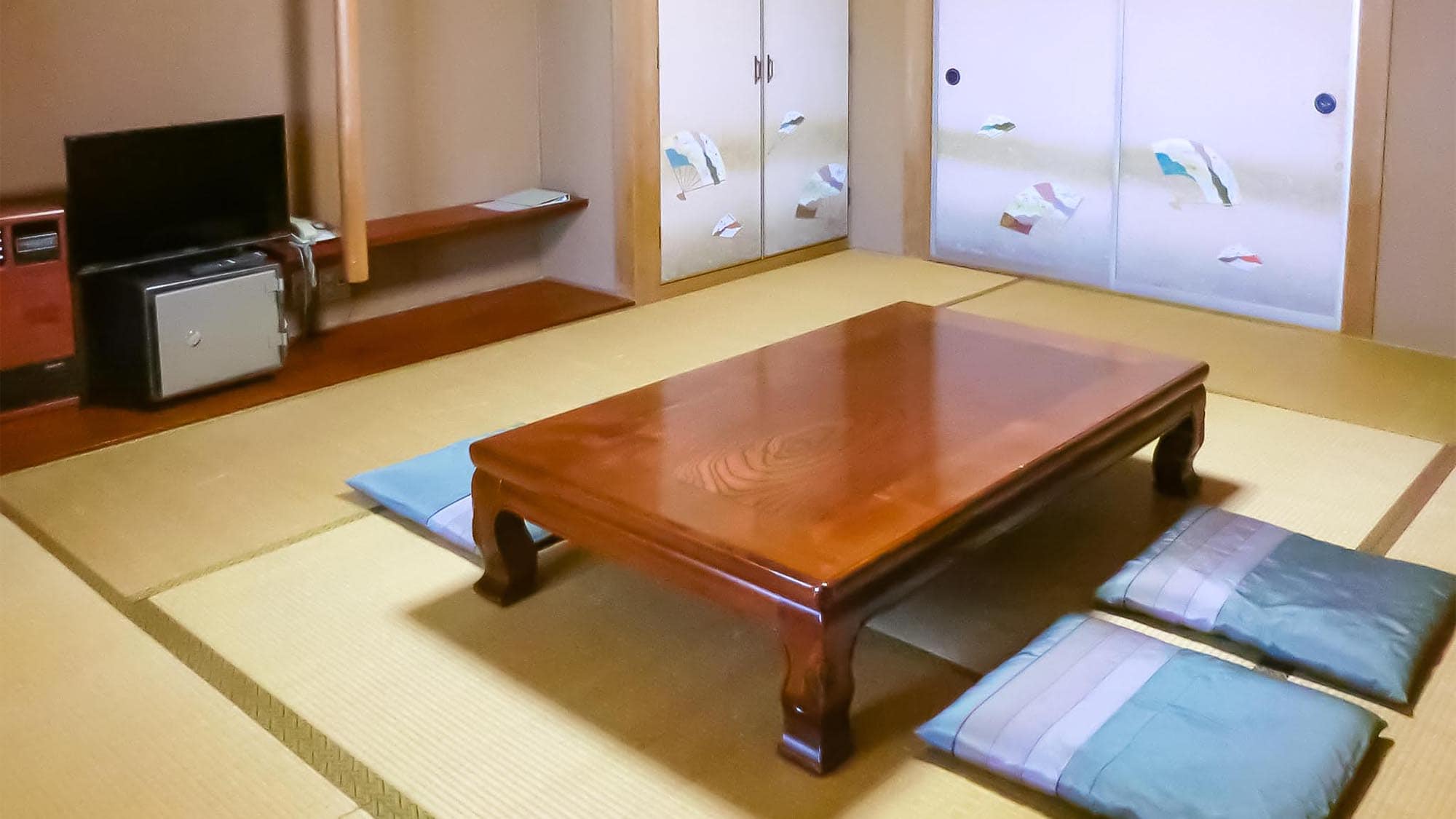 ・ Japanese-style room with 8 tatami mats. LCD TV, empty refrigerator and toilet are equipped with washlets.