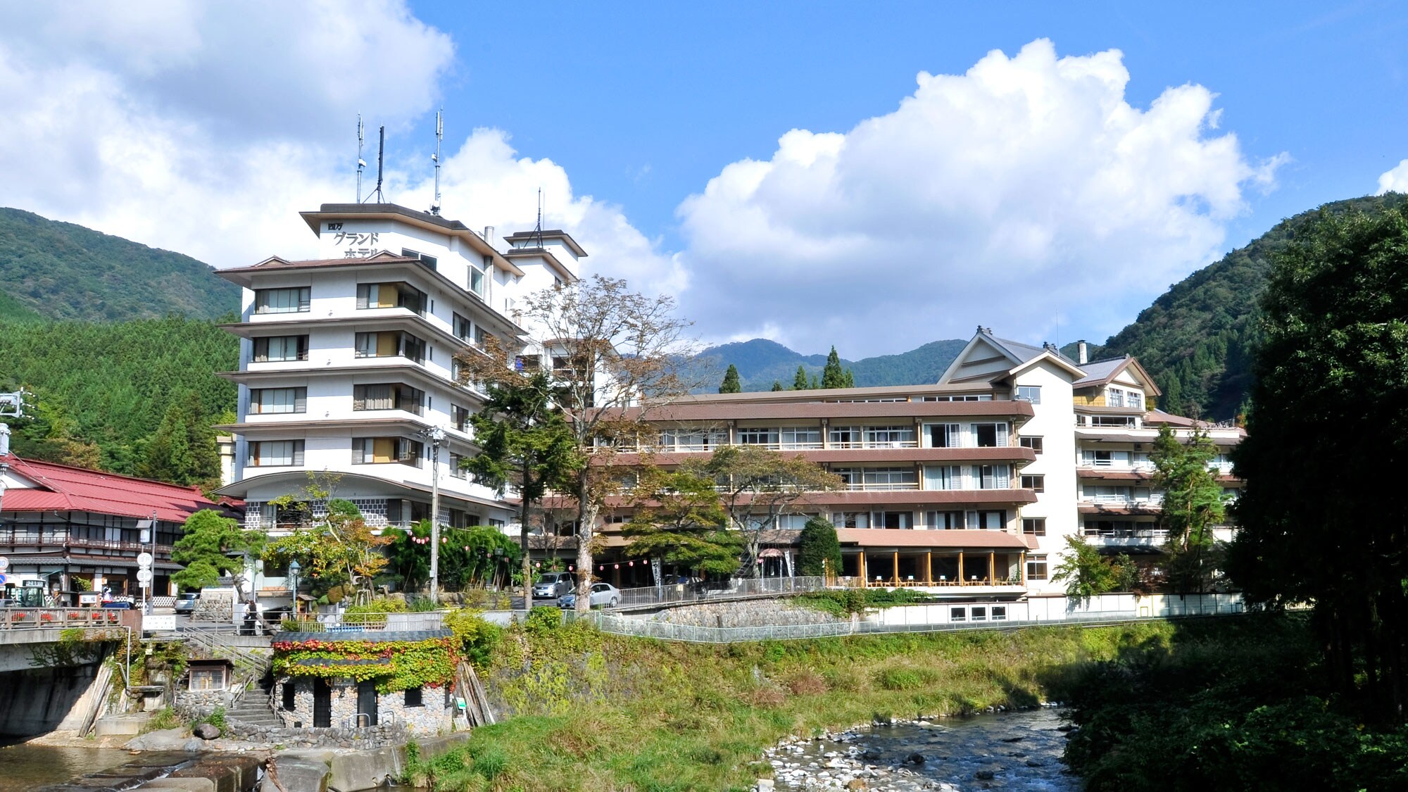 Bên ngoài khách sạn Shima Grand
