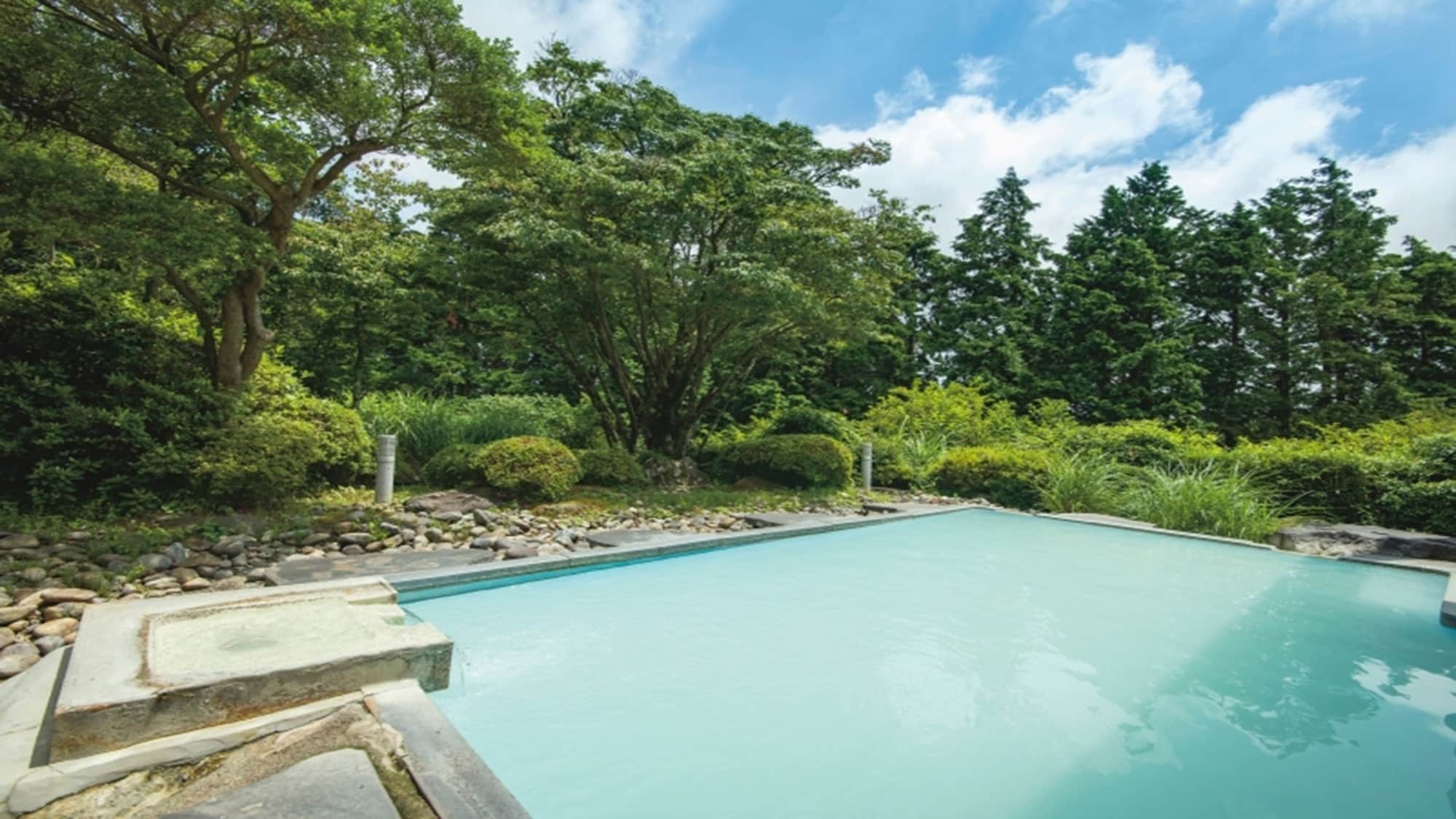 [Sky Beautiful Skin Hot Spring] A milky white simple sulfur spring. It is filled with simple sulfur spring water.