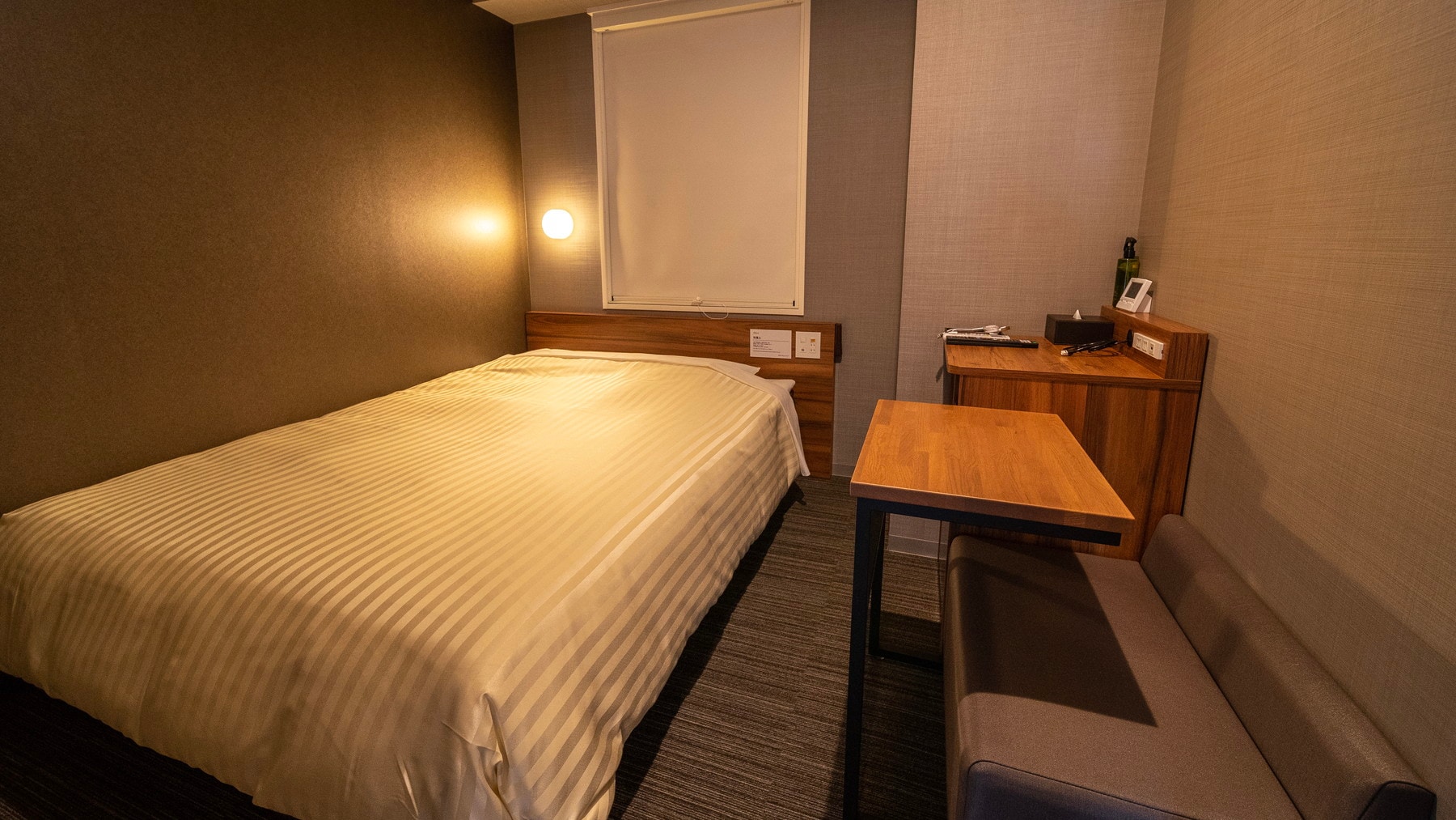 Sleep soundly on the spacious wide bed♪