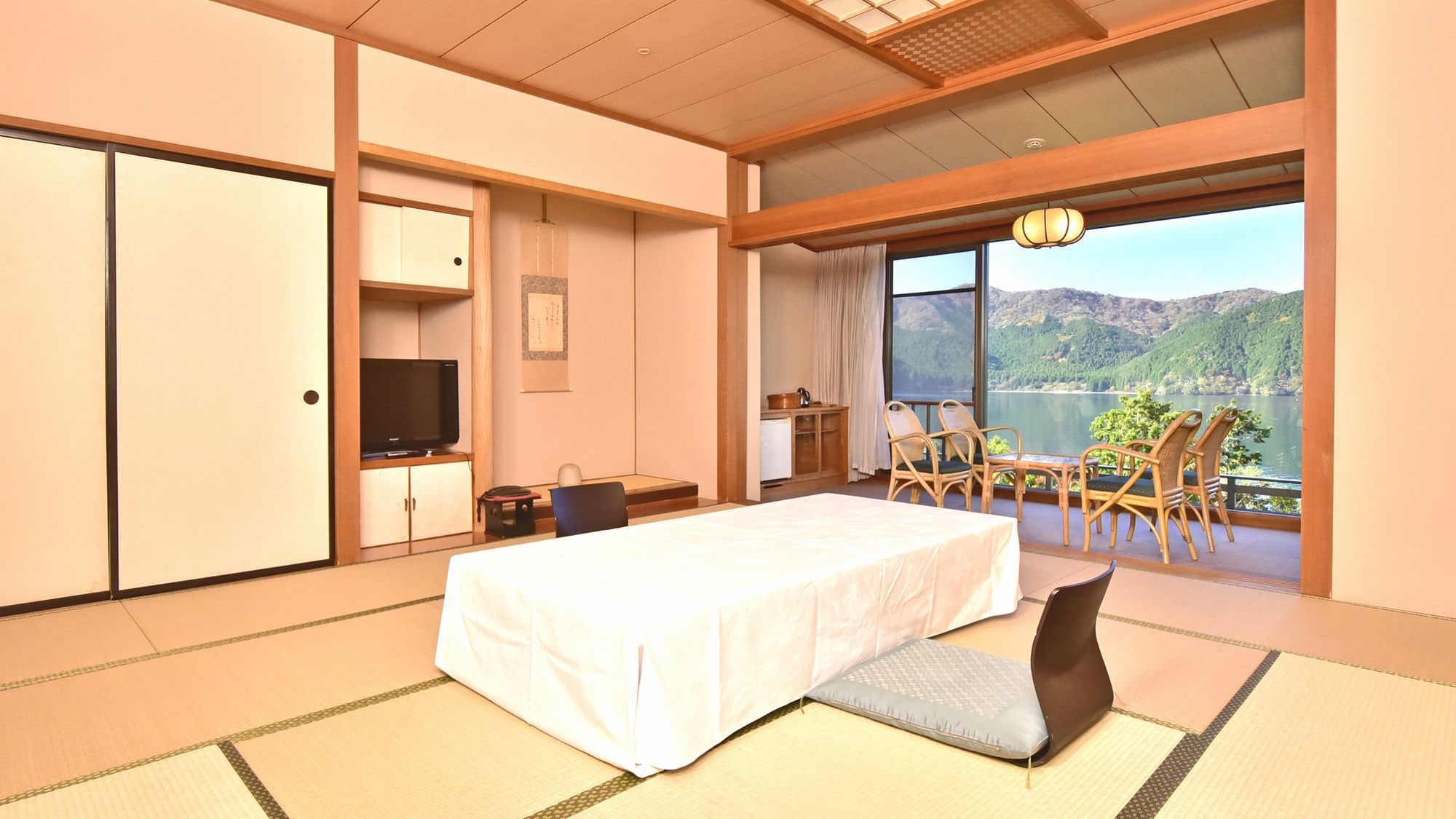 "Lakeside Japanese-style room overlooking Lake Ashi"