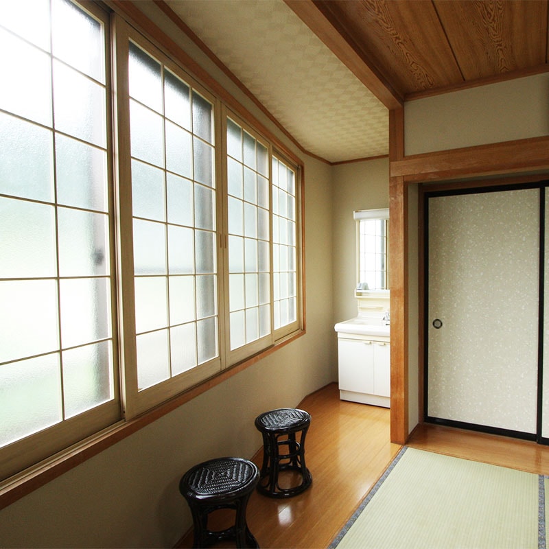 Japanese-style room 6-8 with toilet and washbasin ②
