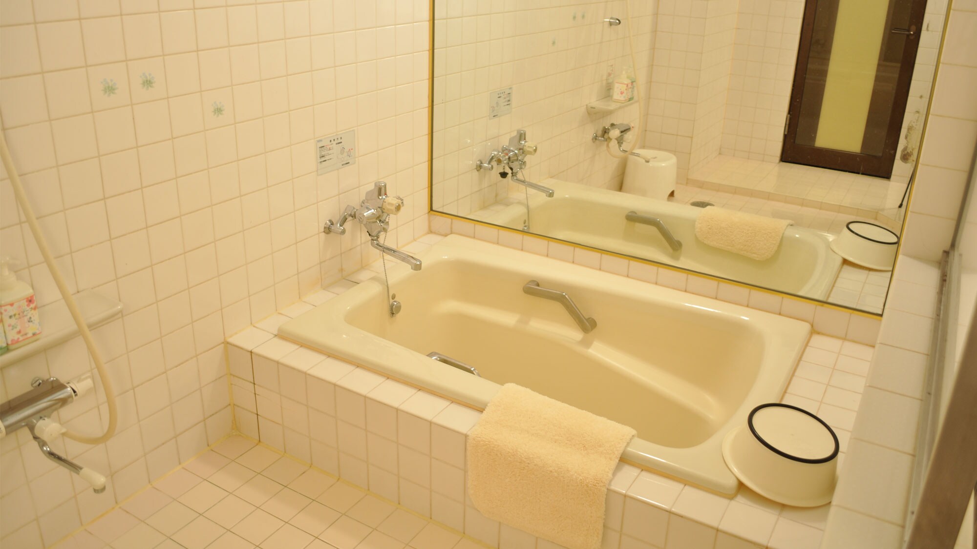 [Bathroom] This is the bathroom in the family room. It is spacious enough for two people to take a bath.