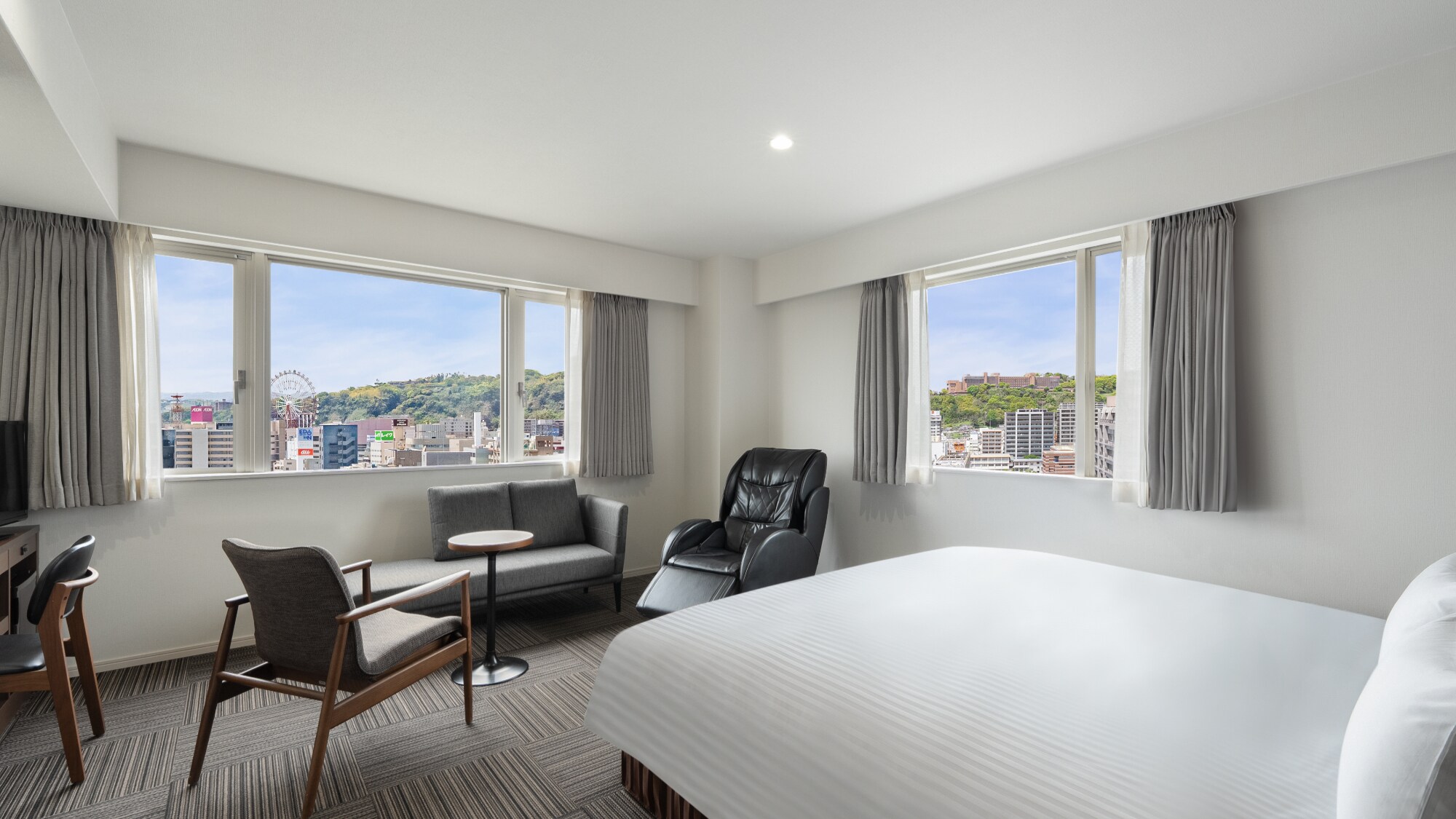 ◇豪华大床房位于较高楼层，面积超过30平米，配备一张200厘米宽的席梦思床