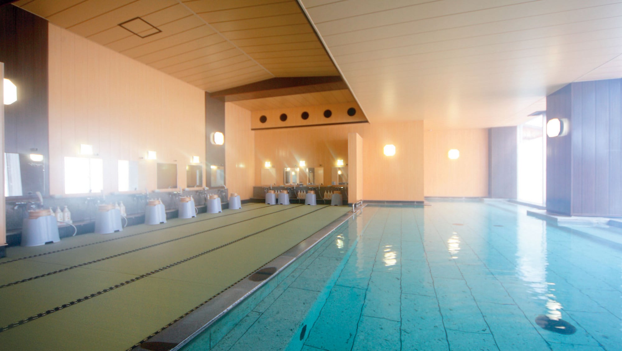 [Large communal bath] A Japanese-style large communal bath with tatami mats. It is not slippery and children and elderly people can take a bath with peace of mind.