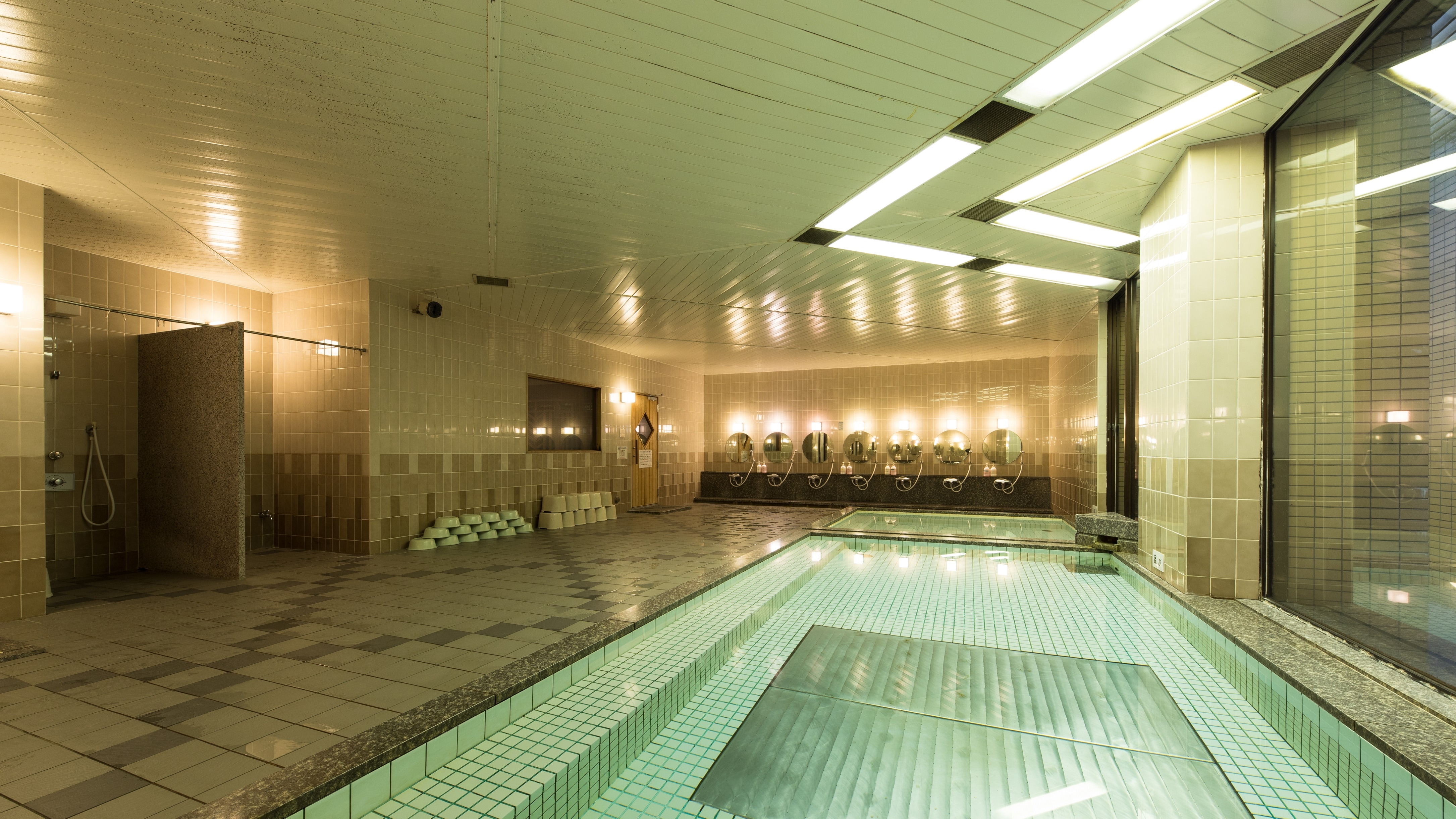It is a large public bath on the 1st basement floor. You can relax in the spacious bath.