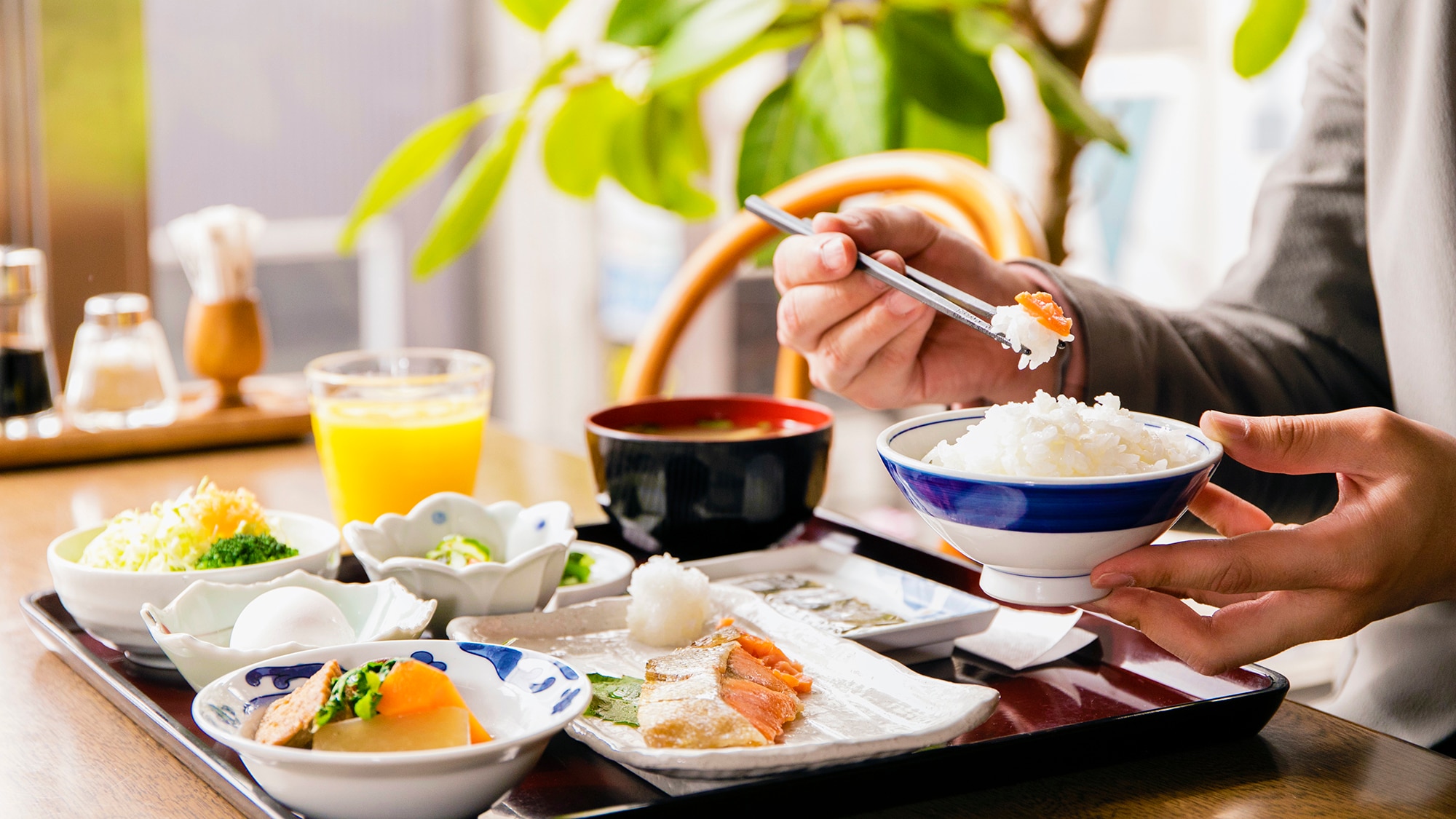 [Bữa sáng kiểu Nhật] Một bữa sáng ngon miệng với các món ăn kèm kiểu Nhật, hoàn hảo cho buổi sáng sau khi thư giãn trong suối nước nóng!
