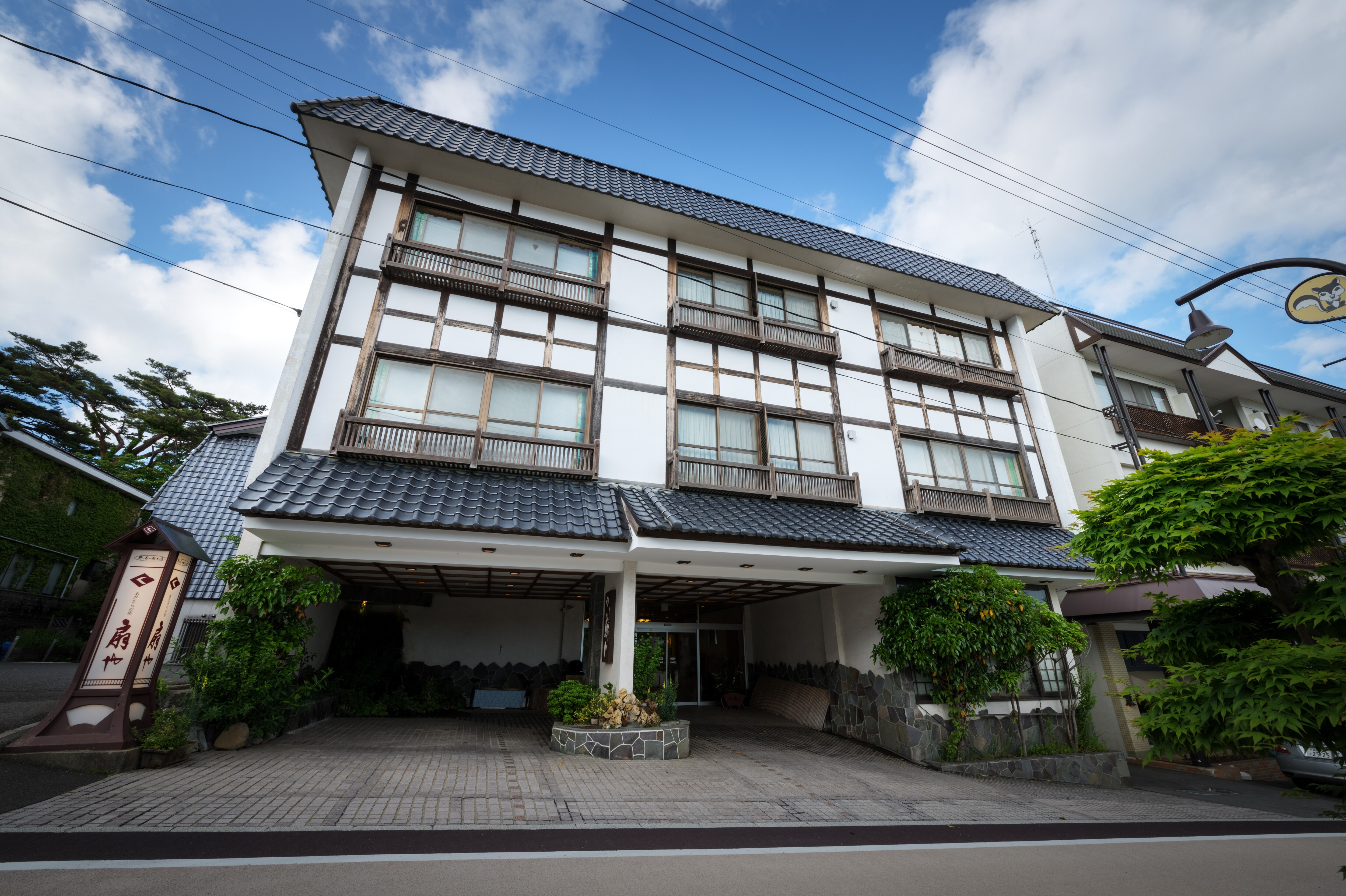 โรงเตี๊ยมเงียบสงบมีลานภายในตั้งอยู่ใจกลางเมืองดาเกะออนเซ็น