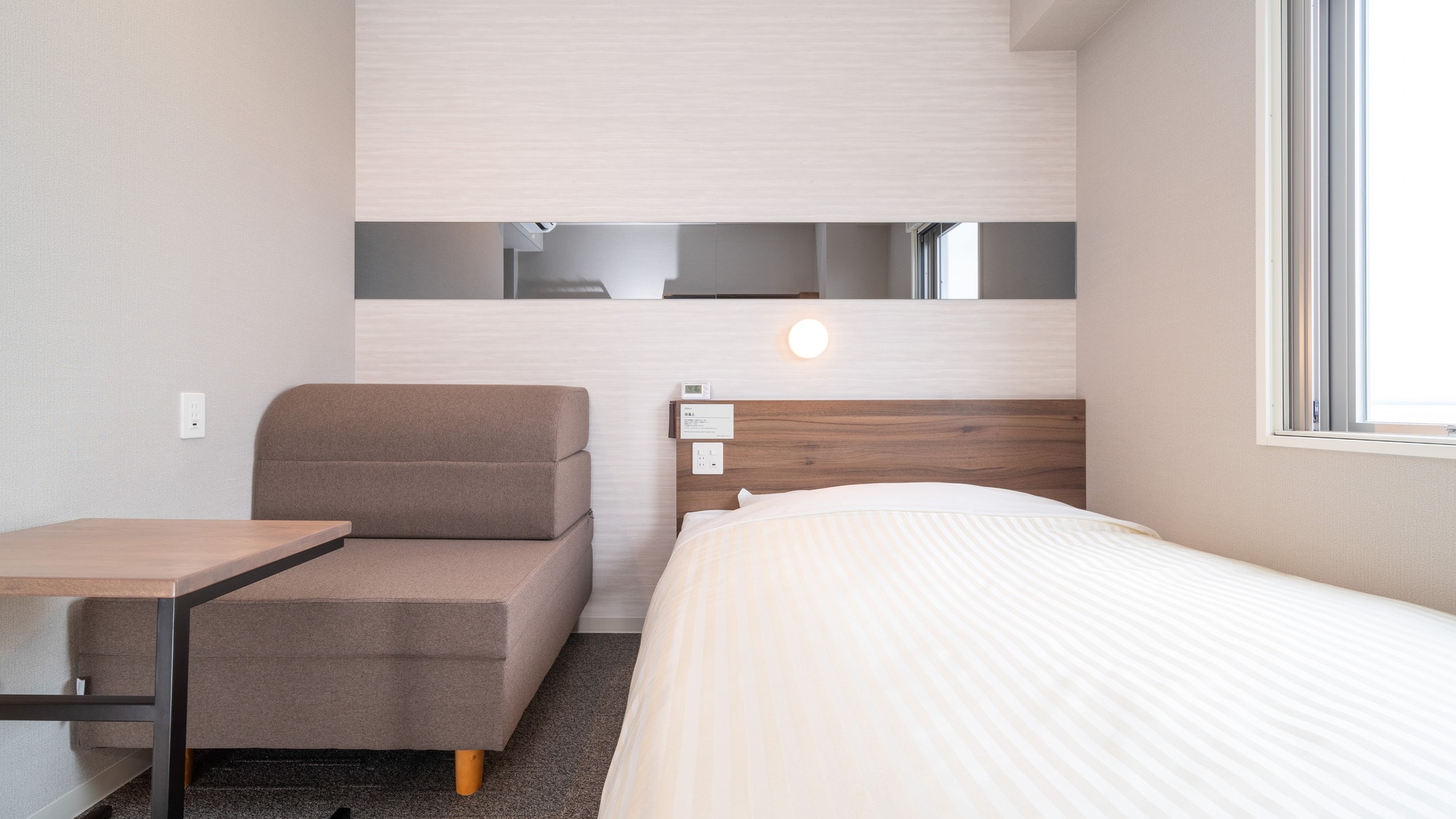 Room with double bed and sofa bed