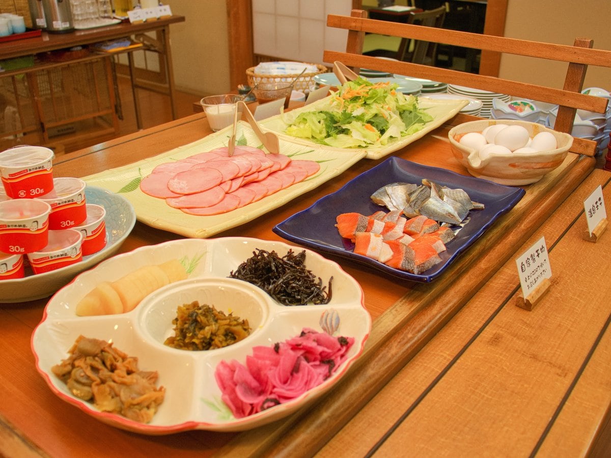 【早餐示例】请从中央餐桌上自行取用早餐。