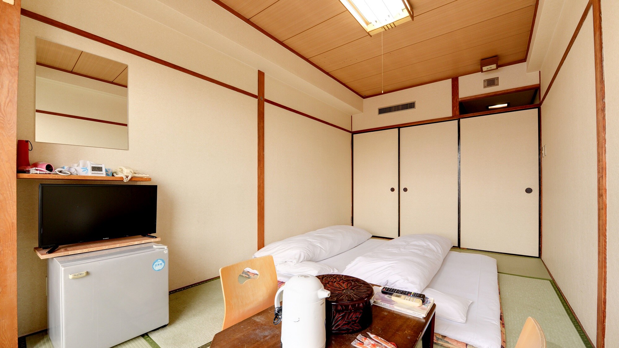 * Room (7 and a half tatami mats)