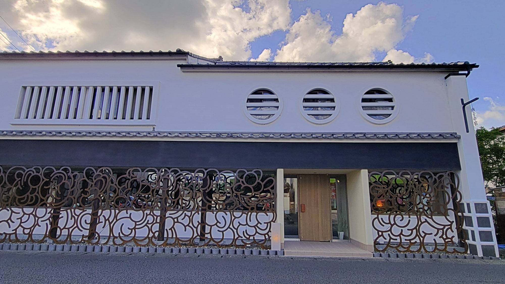 *[Resepsionis Uchiko no Yado] Silakan datang ke sini saat check in.
