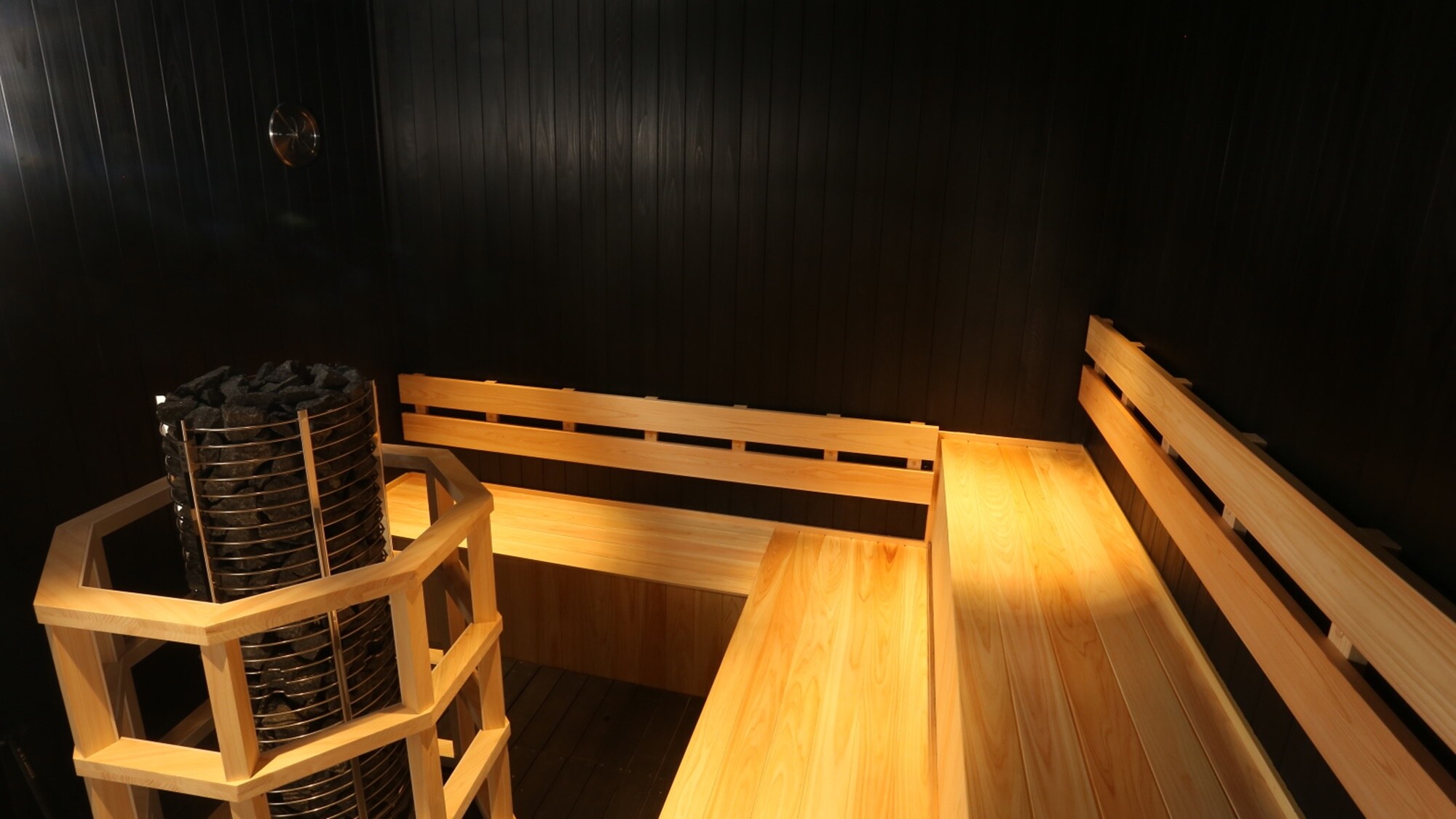 A soothing dark space. Relax in the sauna.