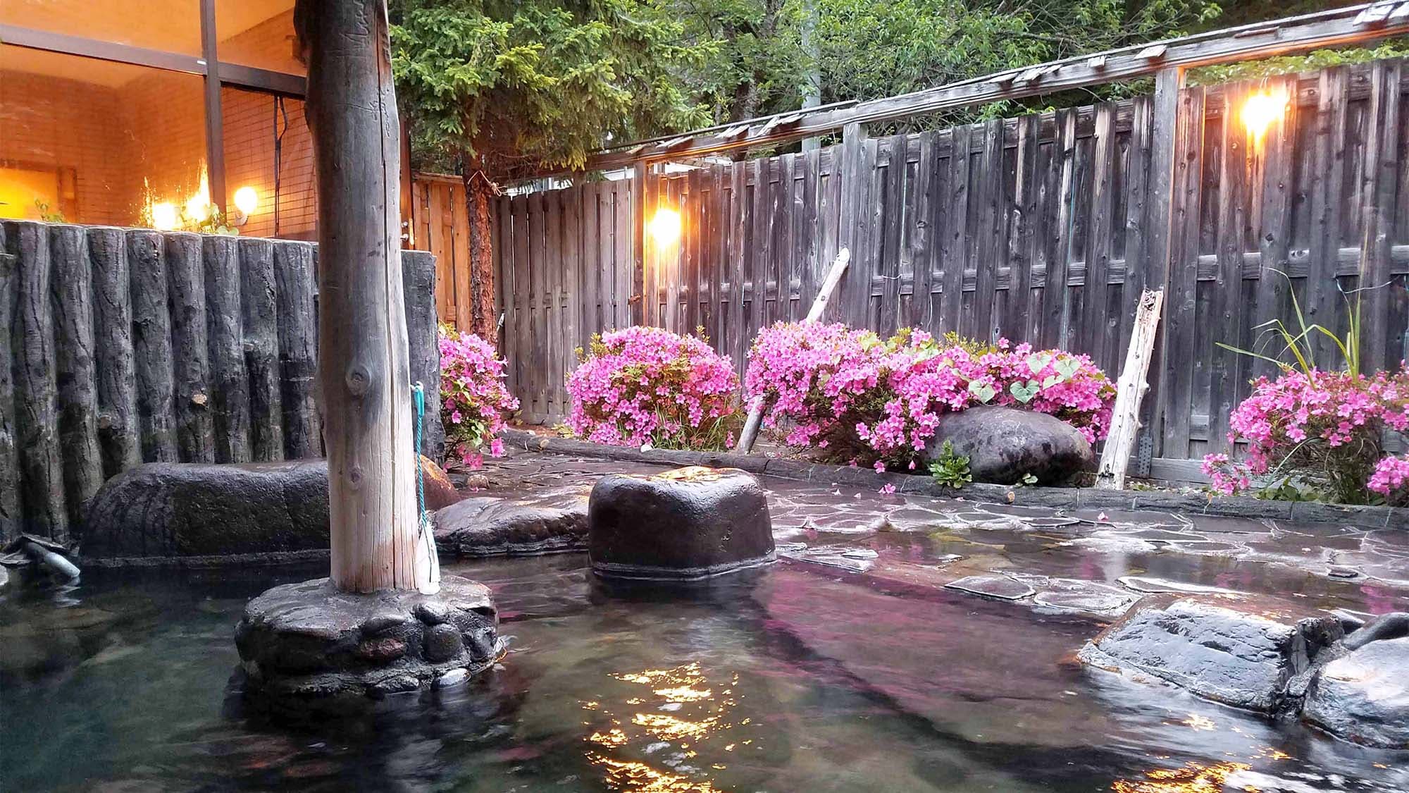 ・ Garden open-air bath It is the scenery around the middle of June. Relax while watching the flowers ♫