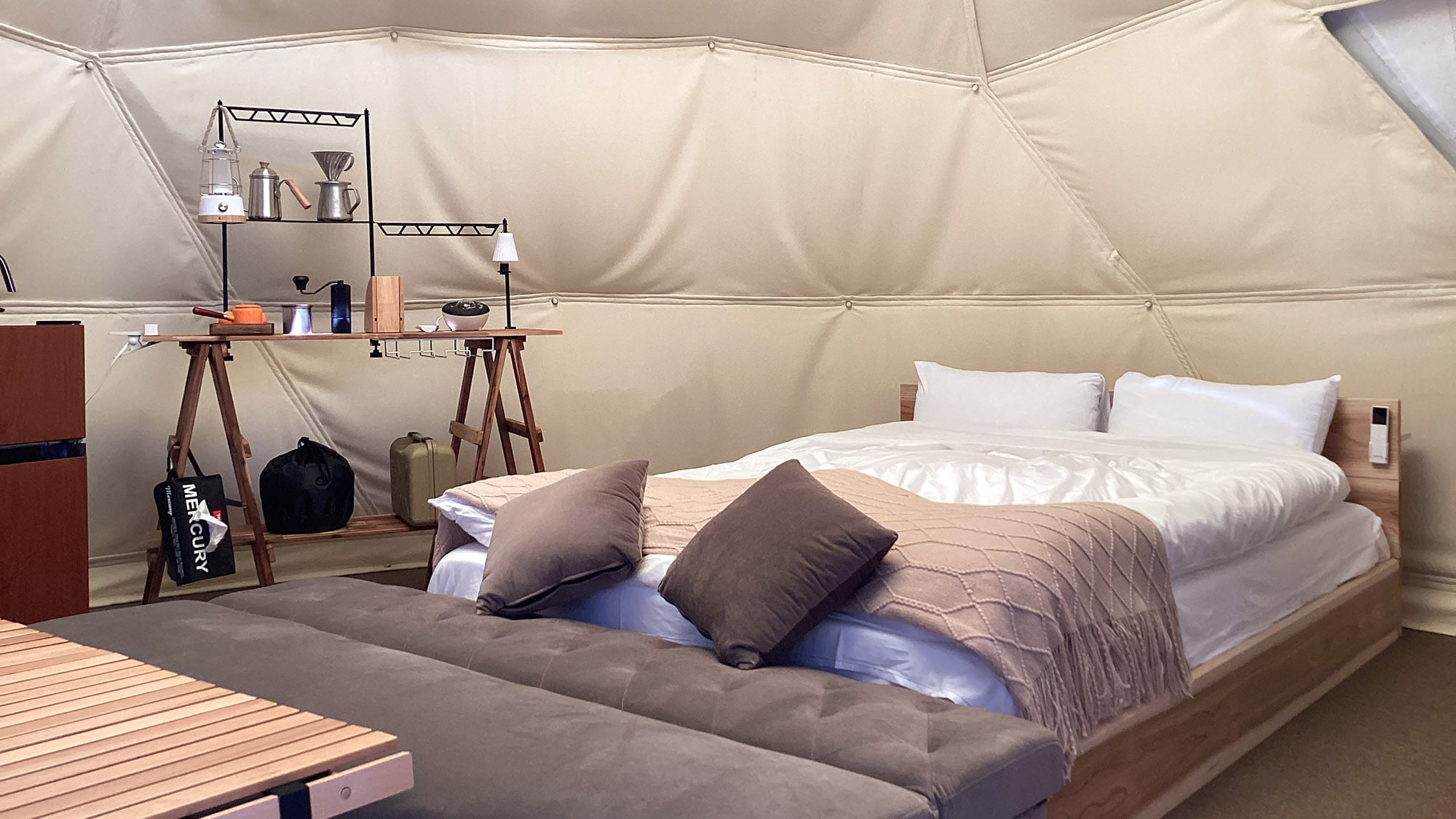 ・[Dome tent] You can relax in a fluffy double bed.