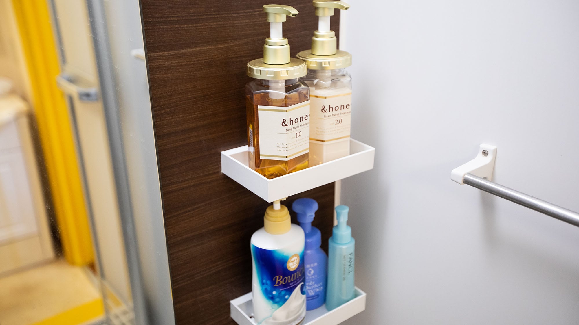 ・ Equipped with shampoo & conditioner and body soap, you can minimize your luggage!