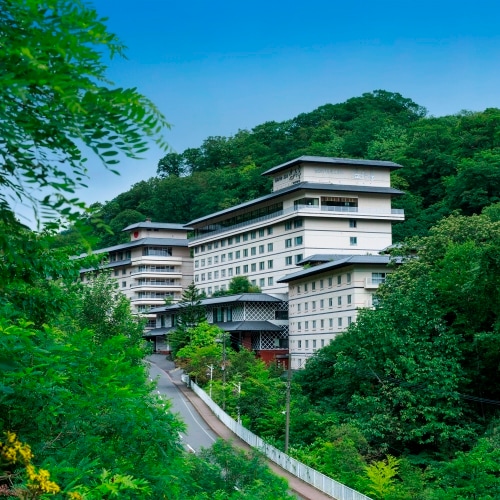 [Summer] Ishimizutei surrounded by lush virgin forest