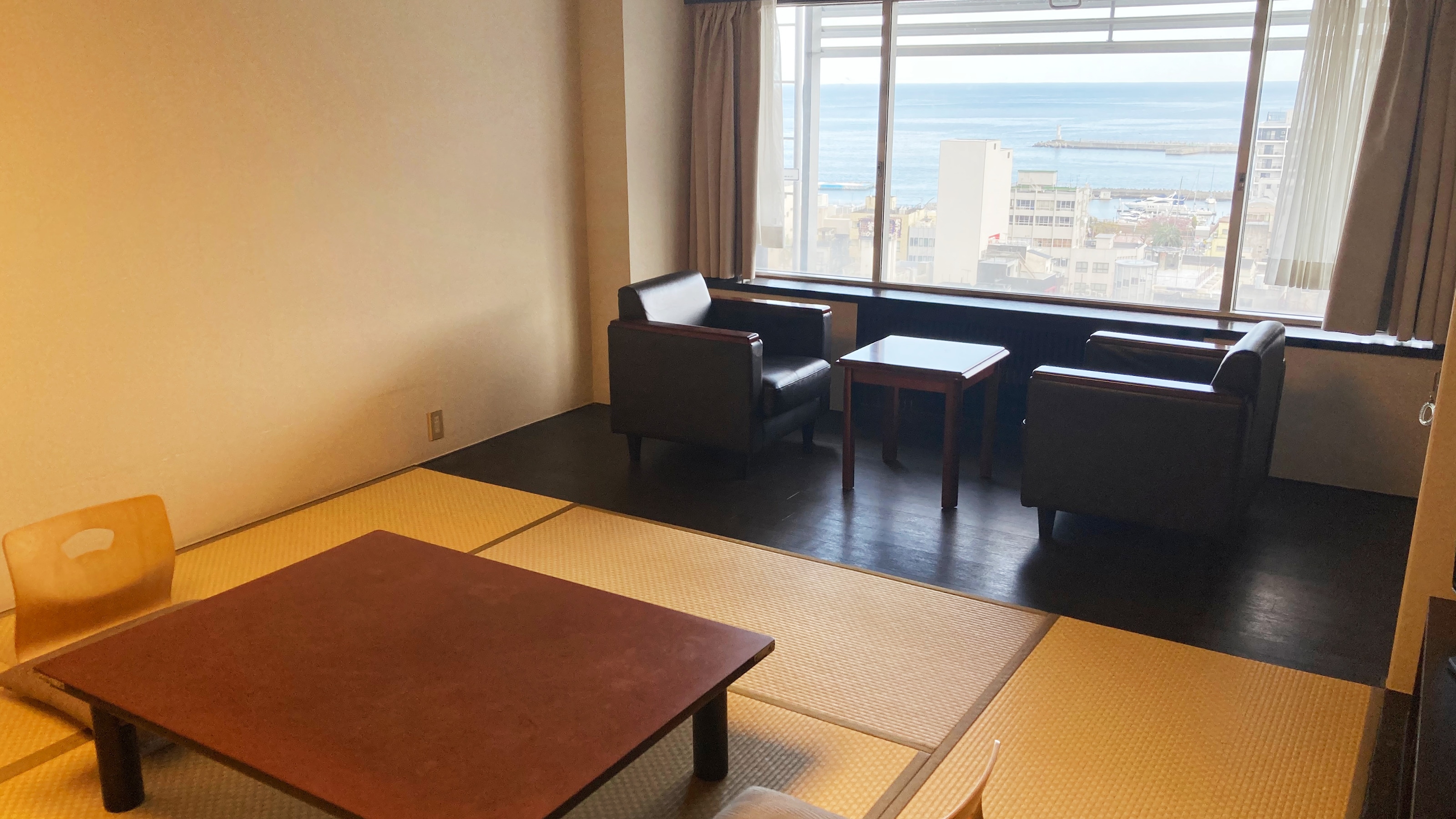 [Ocean side, high floor] Example of a 10 tatami Japanese-style room