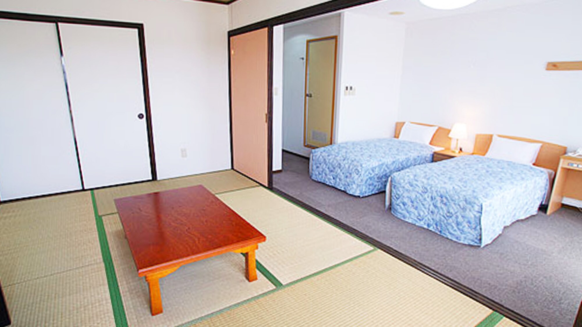 [Smoking-Japanese and Western rooms (capacity 4 people)] Family type room ♪