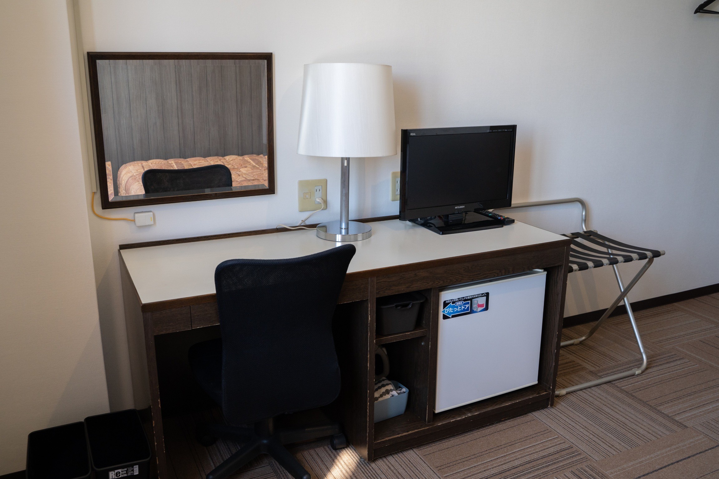 Meja di dalam kamar