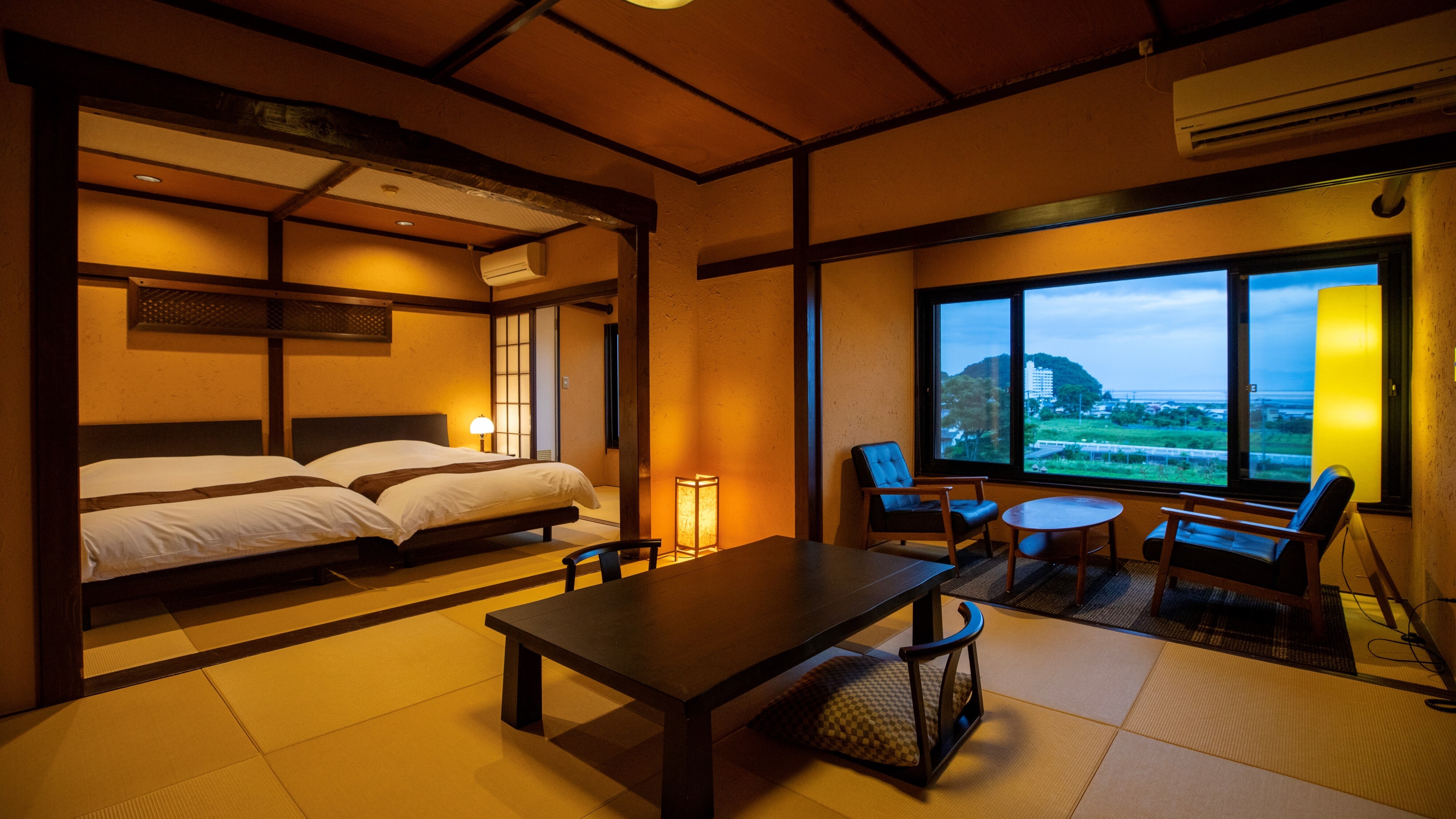 <Twin bed Japanese-Western style room> 8 tatami mat + 10 tatami mat room with spacious veranda [Non-smoking]