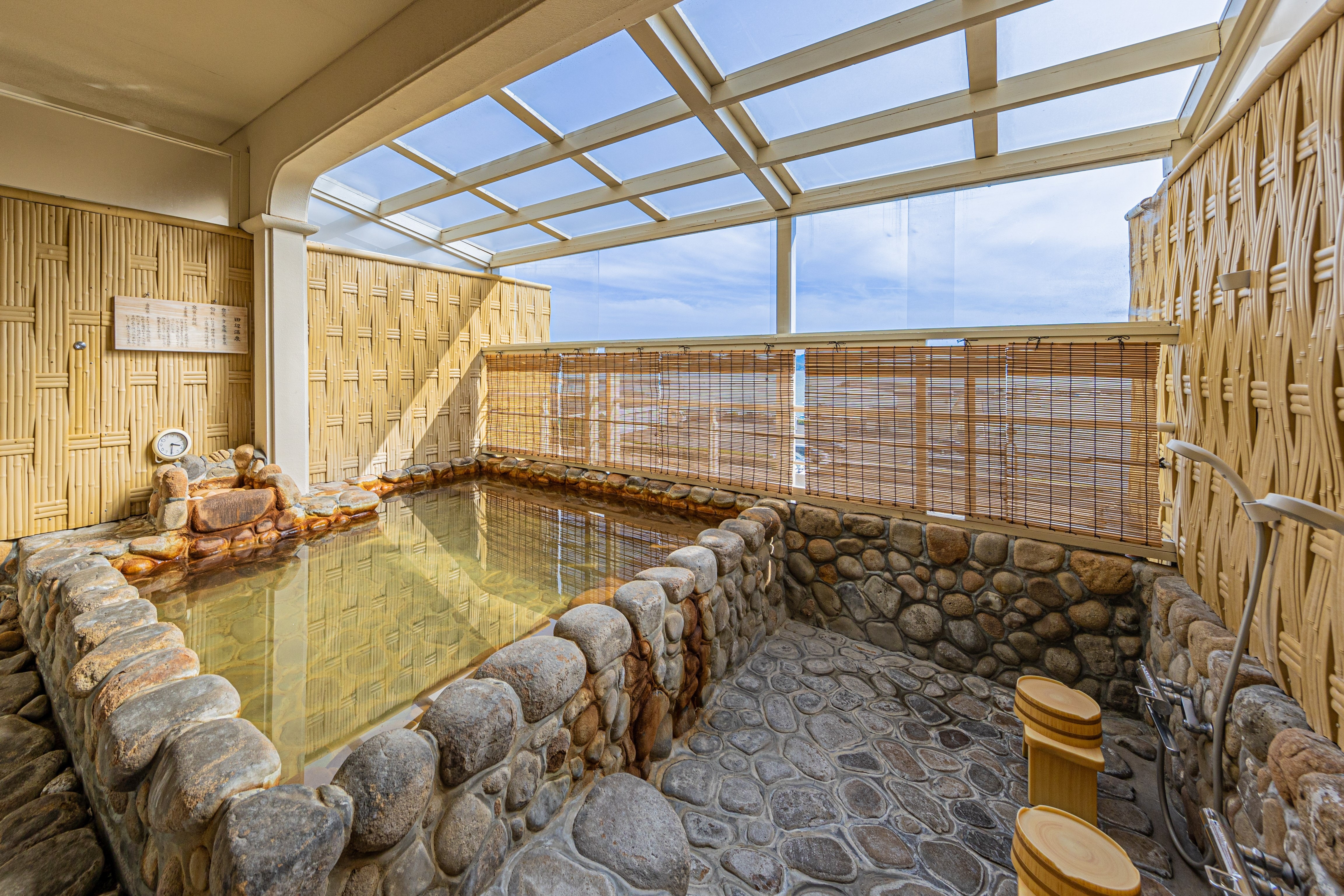 Relieve the tiredness of your trip in a private open-air hot spring overlooking Tanabe Bay☆