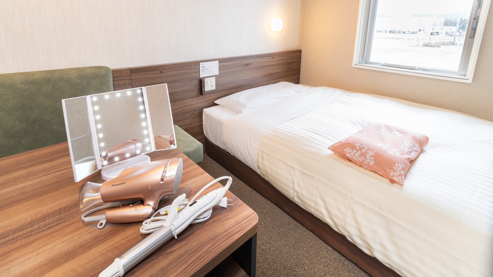 The ladies' room is packed with services that consider women's beauty and health.