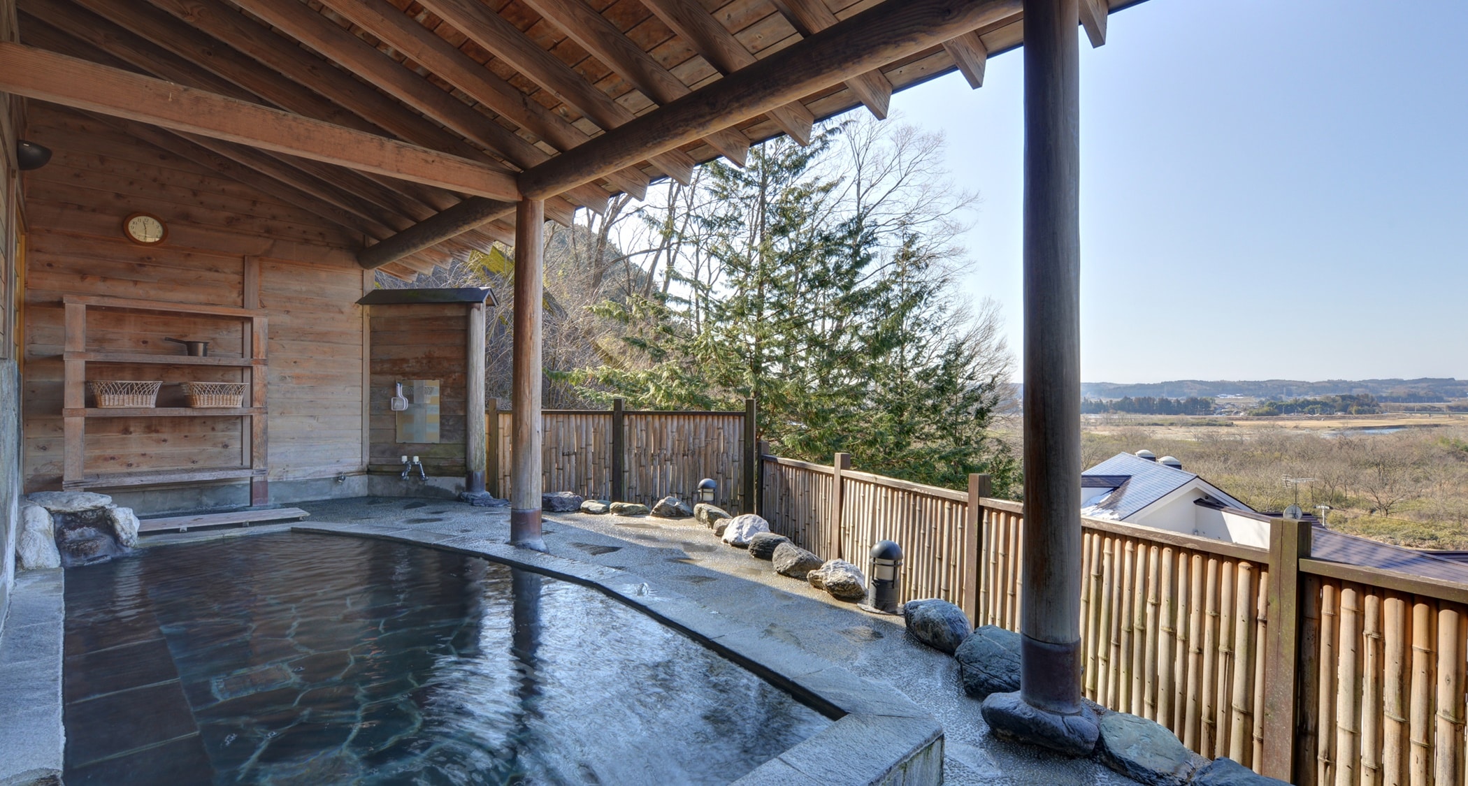 *Open-air observation bath/ With the Nasu and Nikko mountain ranges in the background, you can look down on the confluence of the clear waters of the Naka River and the Hoki River.