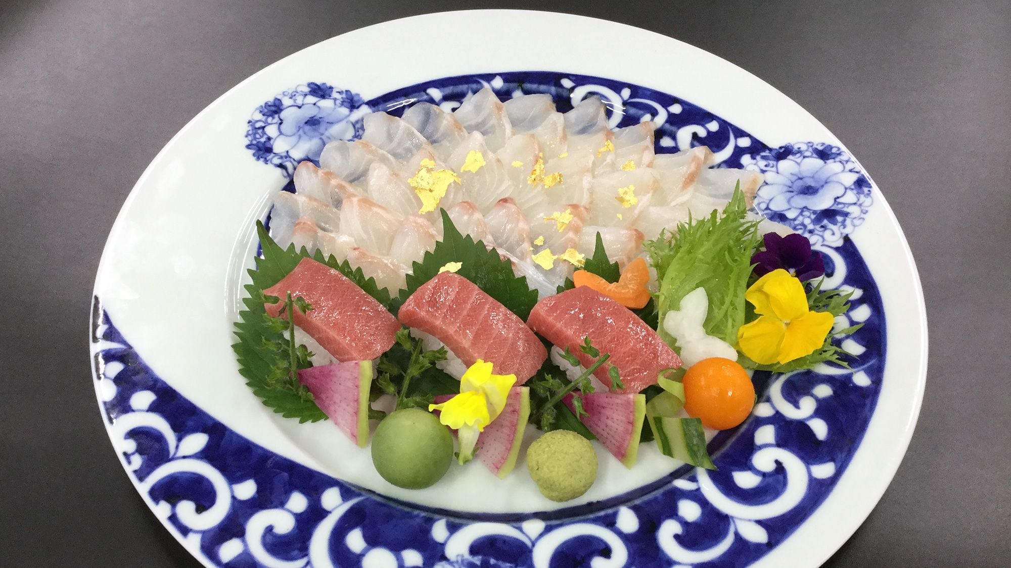 ◆ [March to May: Asuka] Thinly sliced sea bream and tuna nigiri sushi
