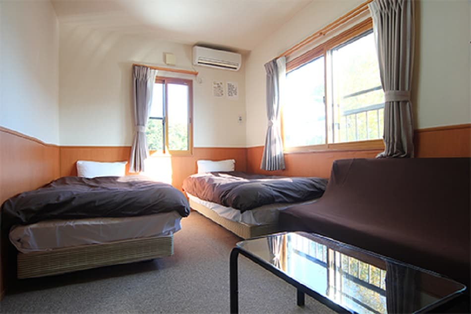 Tempat tidur kembar dan satu tempat tidur sofa