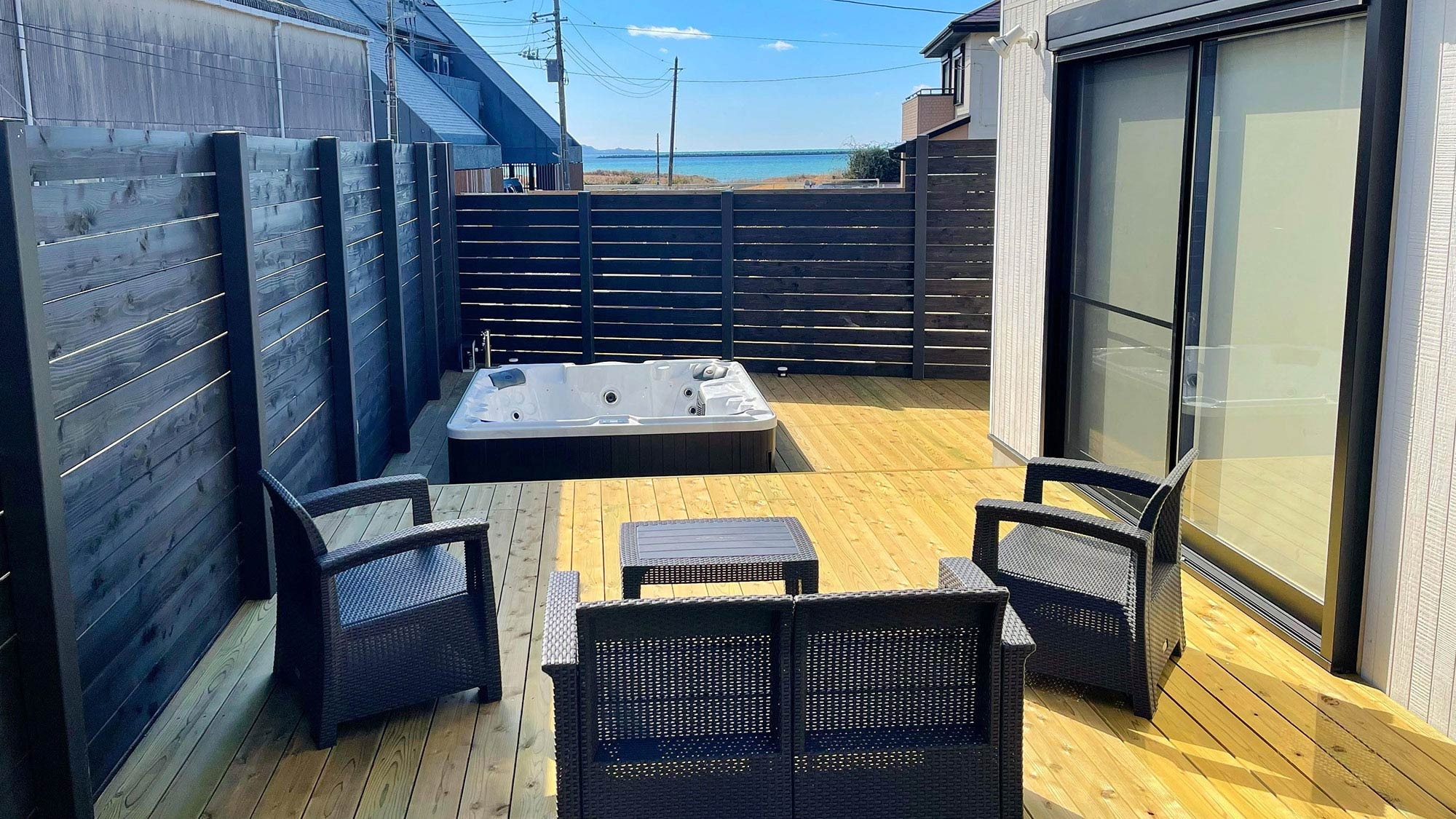 ・[Terrace/sofa set] Enjoy a coffee break in the sunshine or relax after a jacuzzi