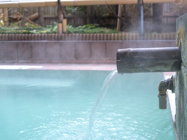 น้ำพุร้อนที่มีความเป็นกรดสูงไหลตรงจากแหล่งกำเนิดและได้รับความนิยมในการใช้เป็นน้ำพุร้อนเพื่อการบำบัด