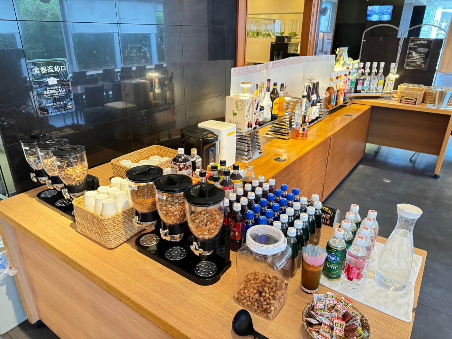 HappyHour Alcoholic drinks, soft drinks, and snacks: Over 60 varieties in total