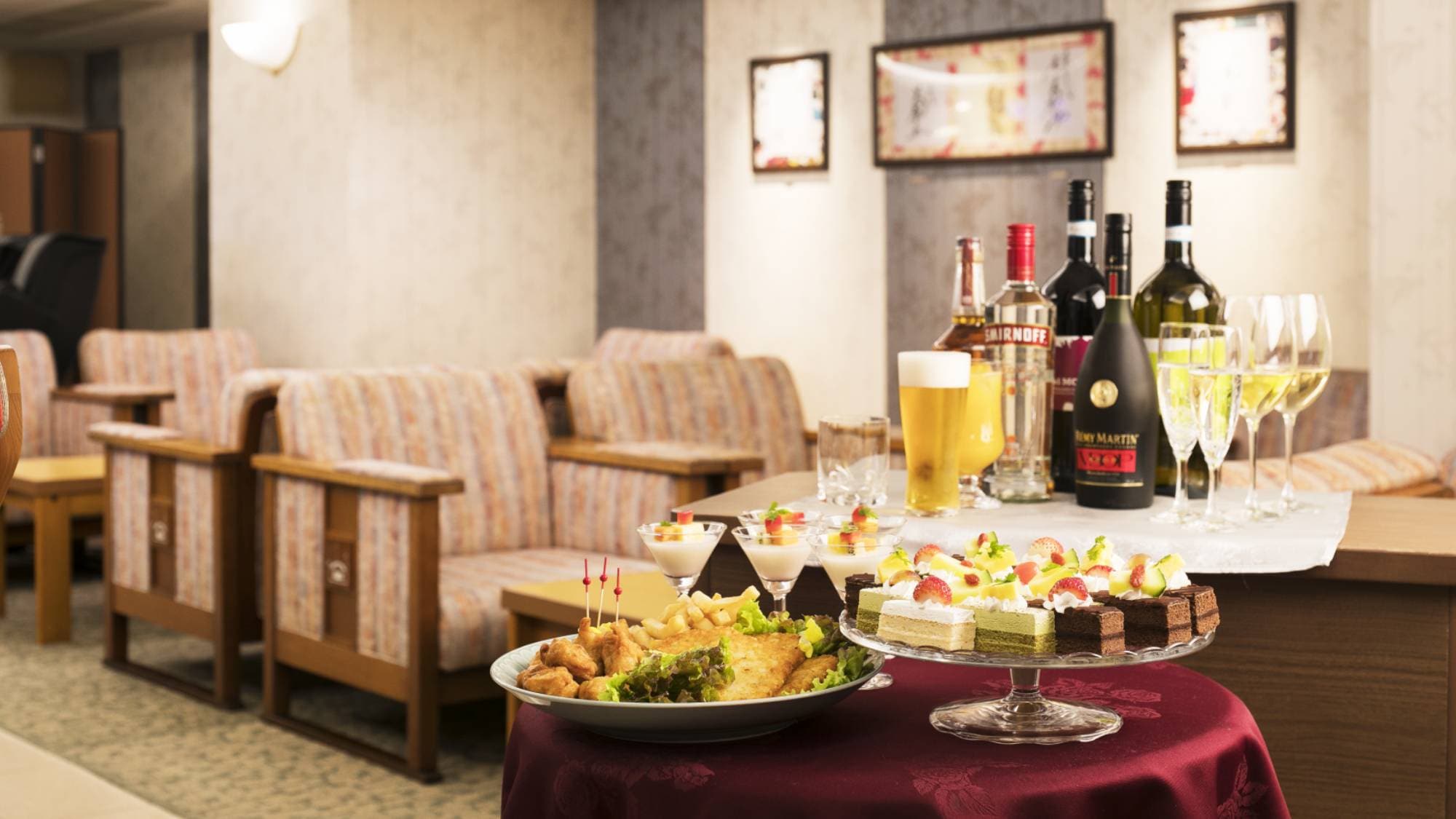 [Hatsune Premium Exclusive-VIP Lounge-Drum] Check-in is at the exclusive lounge. Feel free to have light meals and drinks